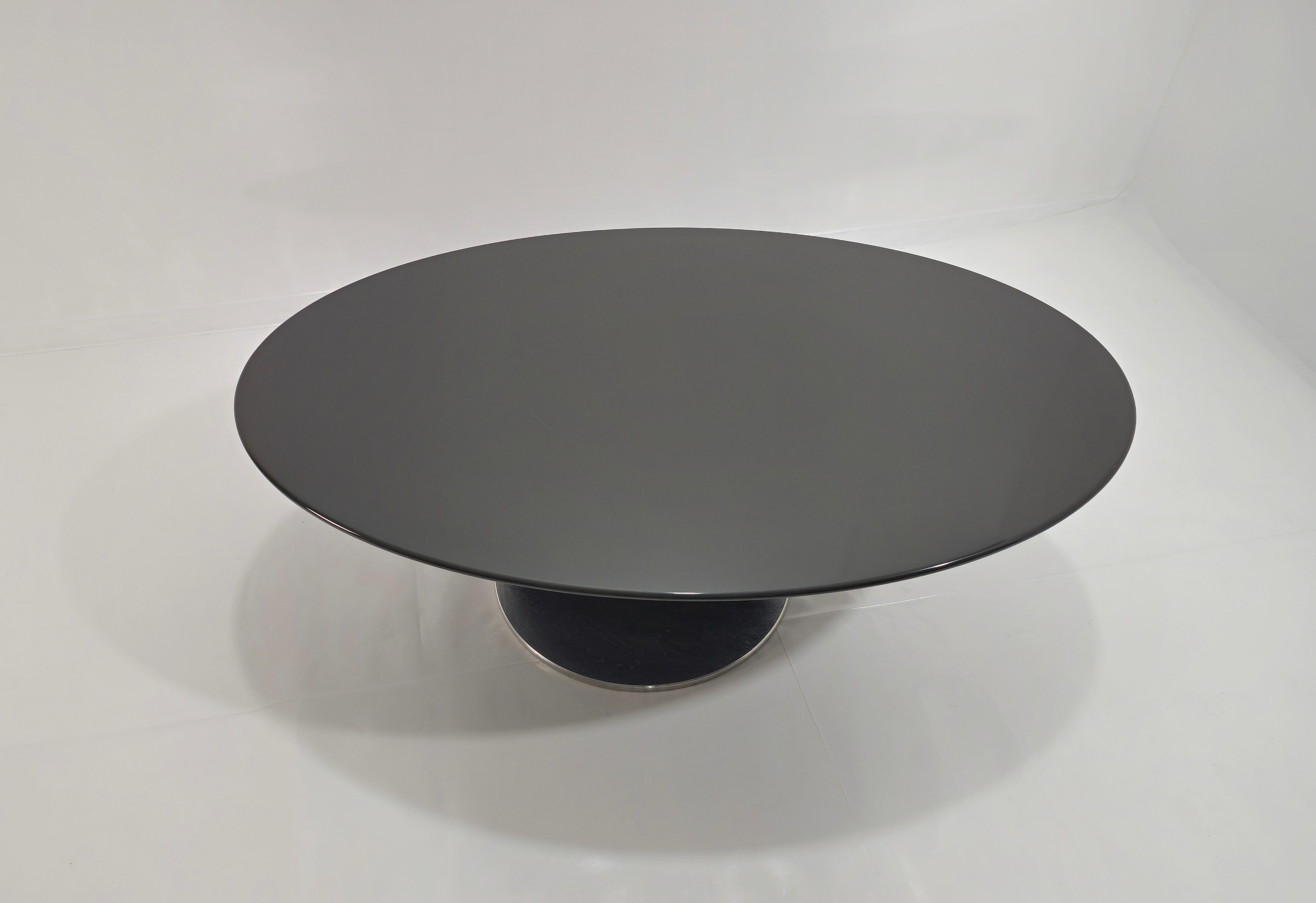 SAPORITI
Fabriqué en Italie vers 1980
Rare table de salon en bois d'érable laqué gris, plateau ovale, base circulaire en acier chromé. Label de production. Sa taille et sa ligne élégante lui permettent de s'adapter à tous les environnements. Un