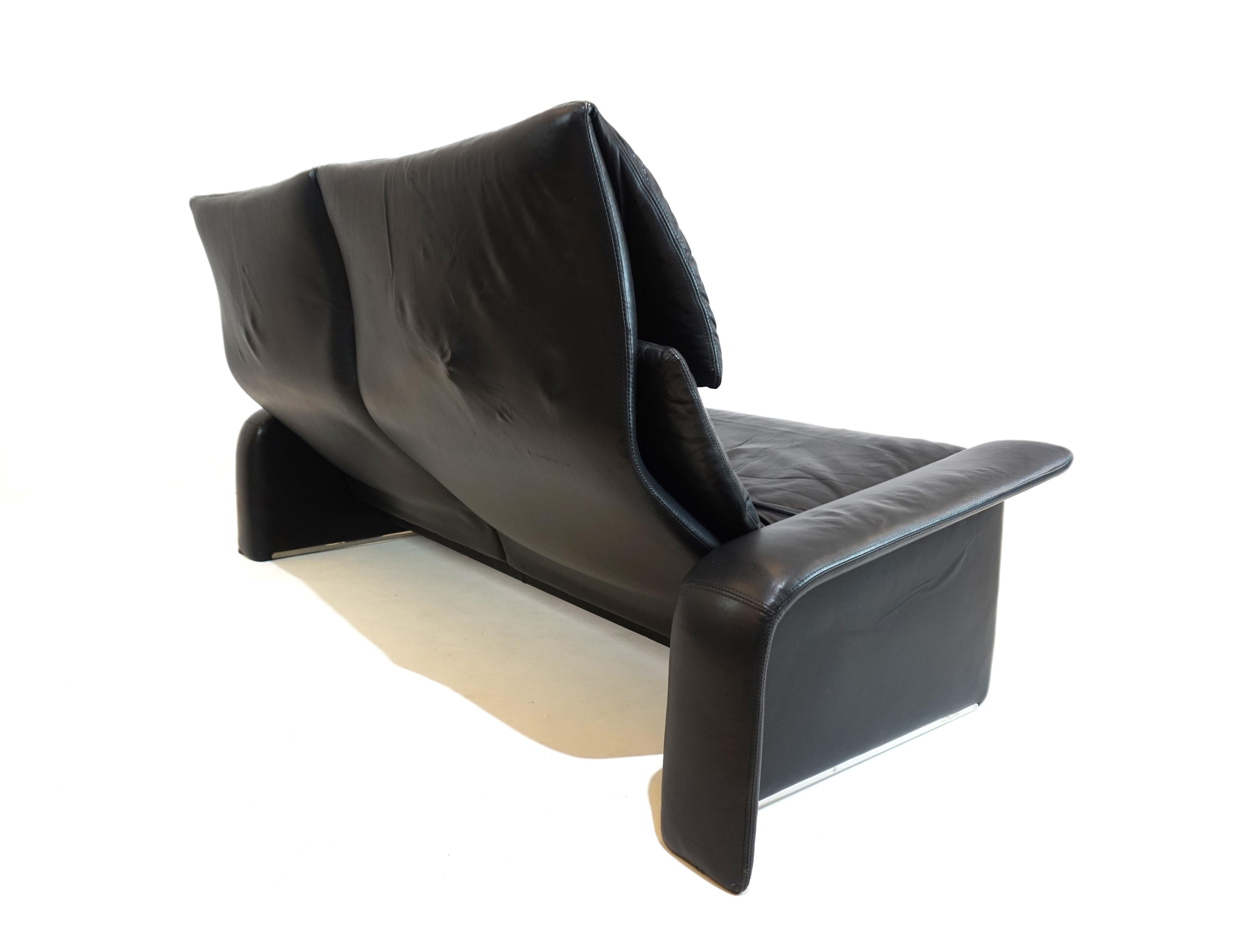 Saporiti Italia 2 seater leather sofa by Giovanni Offredi For Sale 3