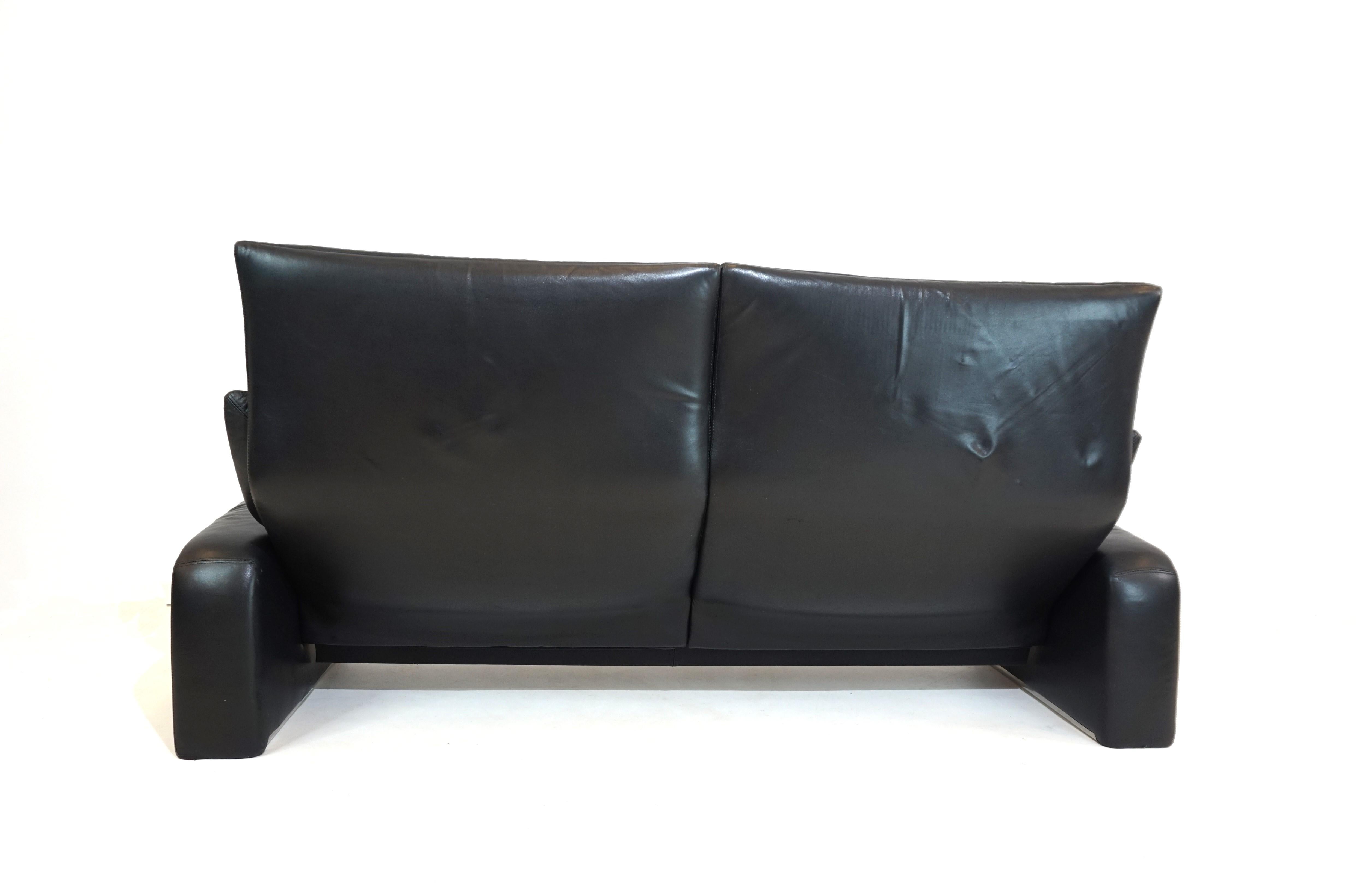Saporiti Italia 2 seater leather sofa by Giovanni Offredi For Sale 4
