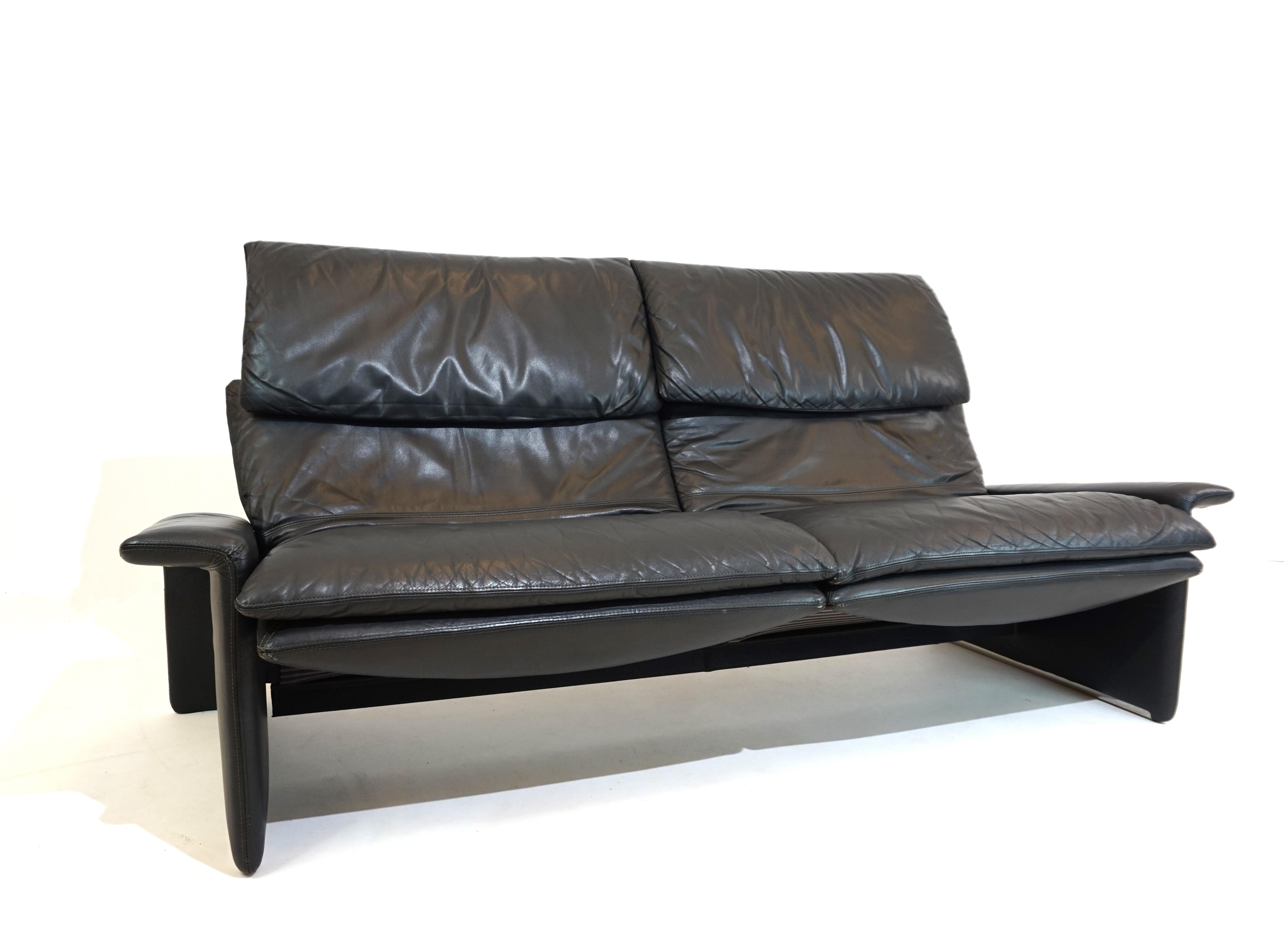 Saporiti Italia 2 seater leather sofa by Giovanni Offredi For Sale 5