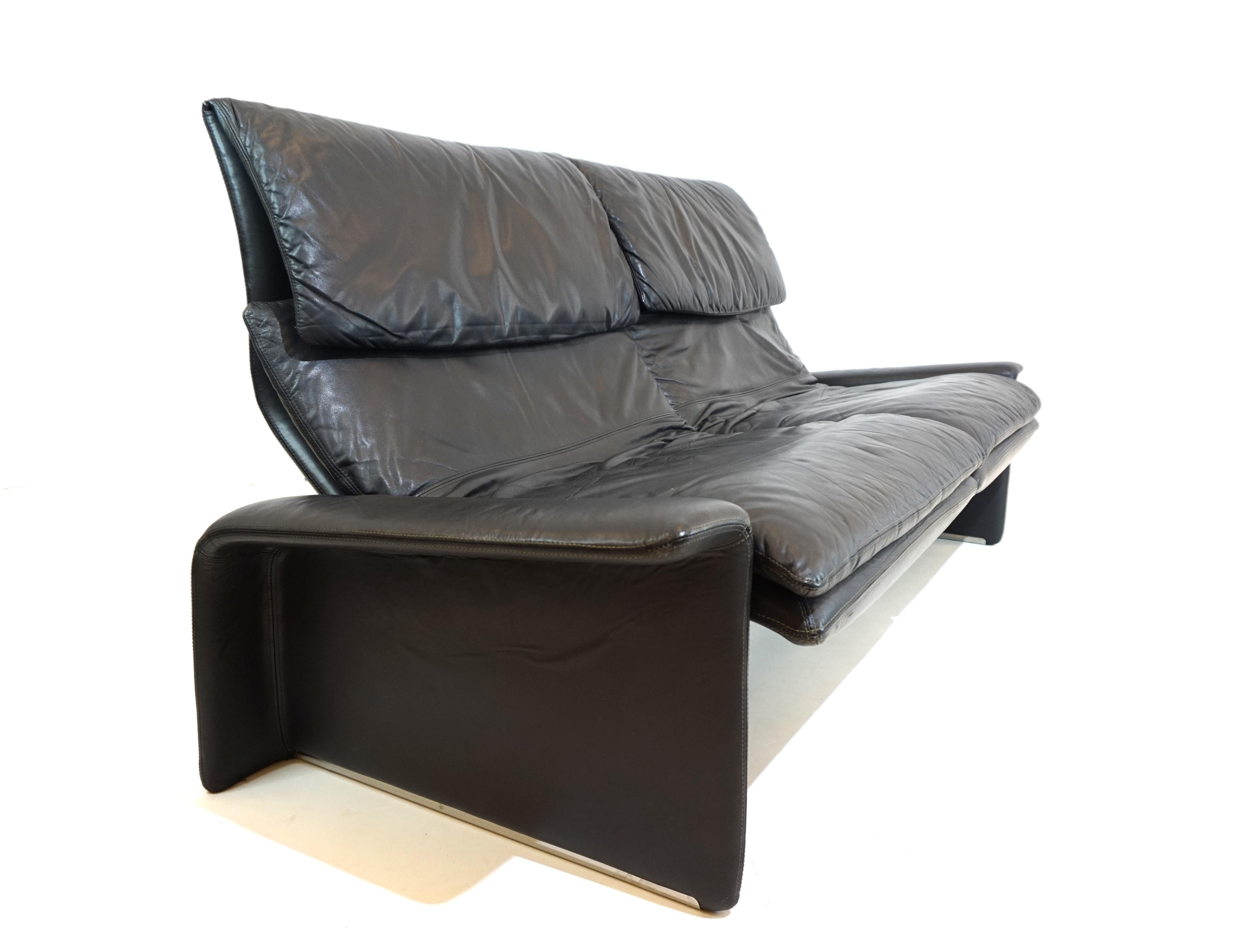 Saporiti Italia 2 seater leather sofa by Giovanni Offredi For Sale 8
