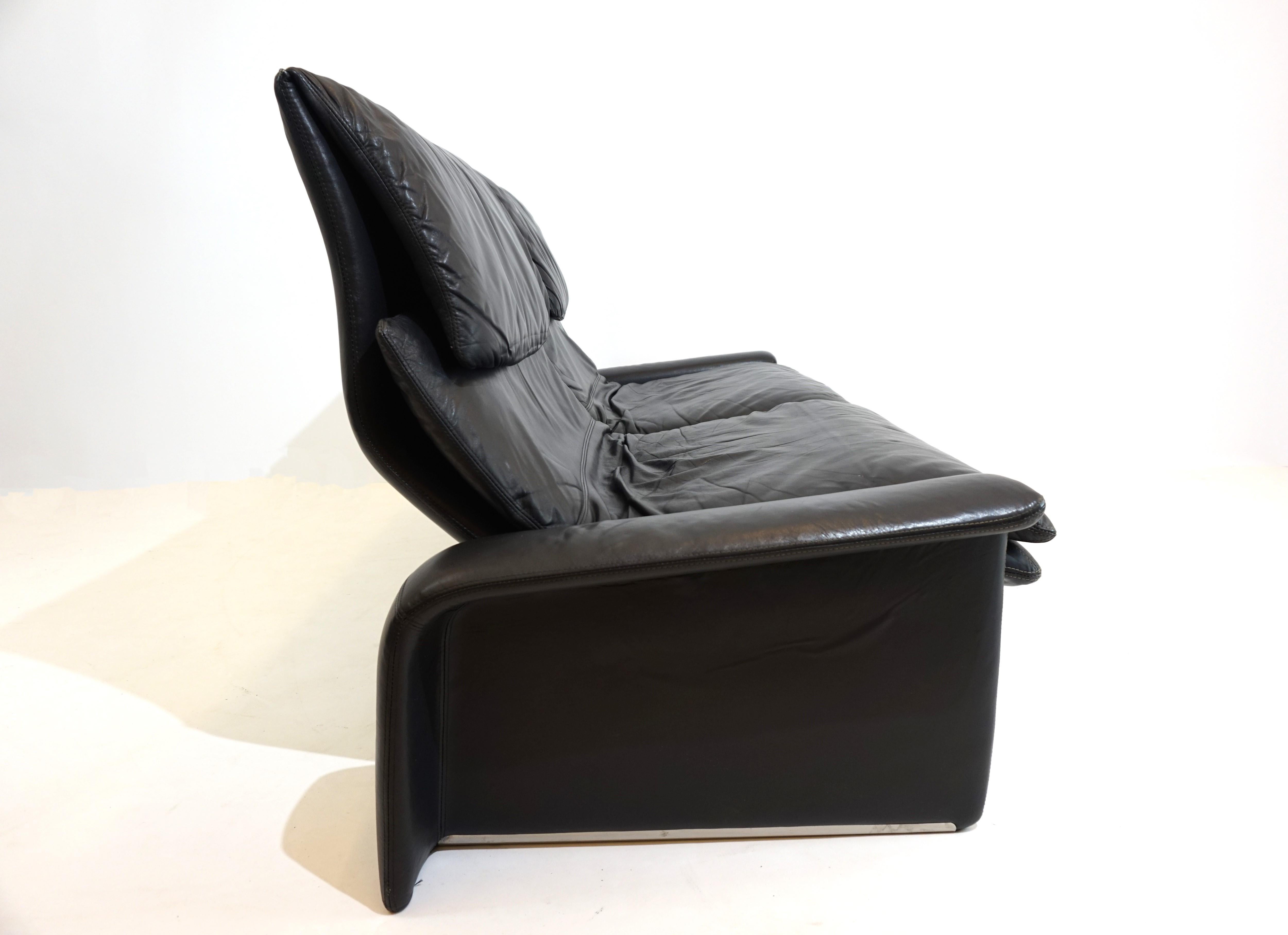 Saporiti Italia 2 seater leather sofa by Giovanni Offredi For Sale 9