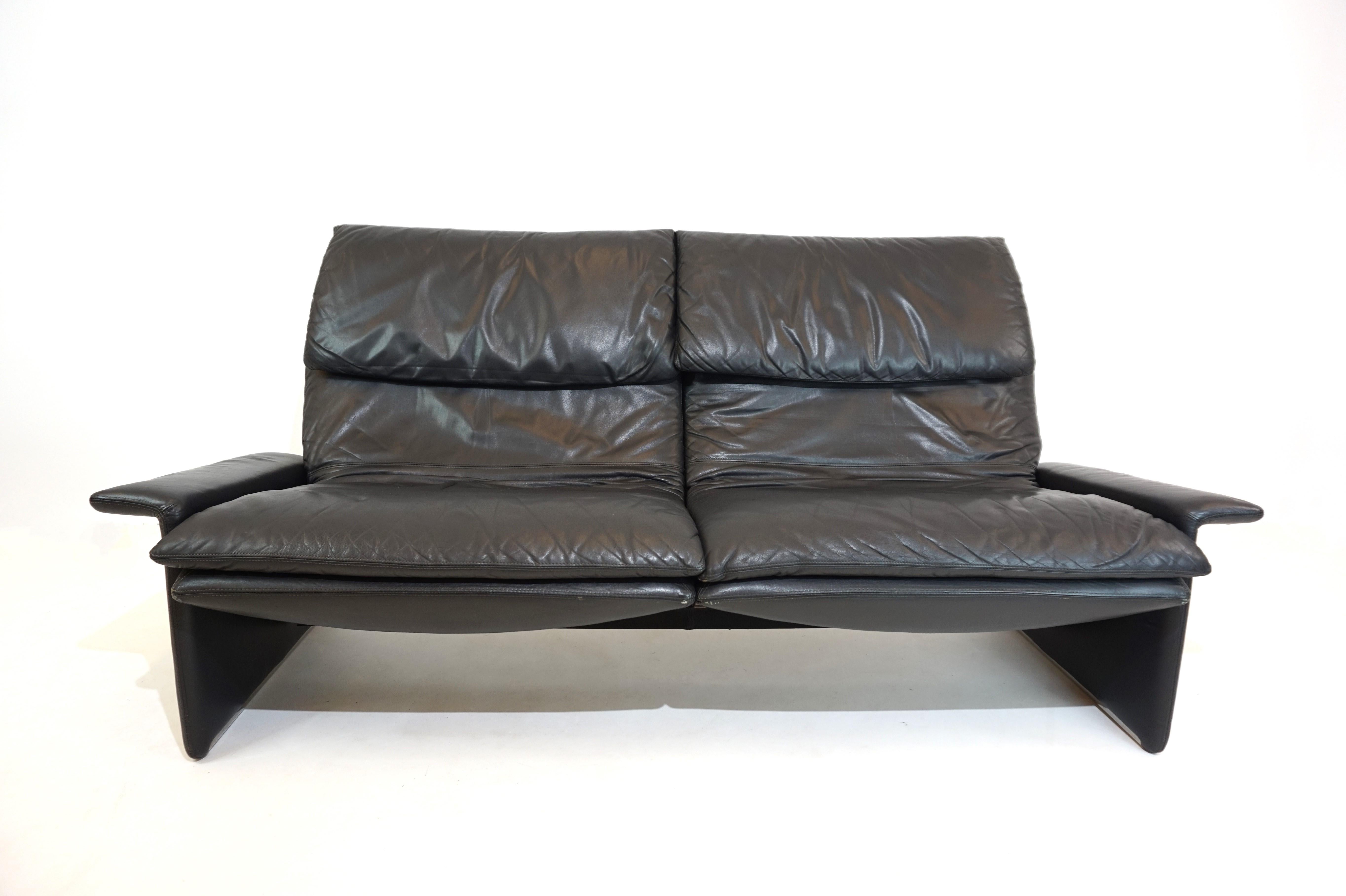 Italian Saporiti Italia 2 seater leather sofa by Giovanni Offredi For Sale