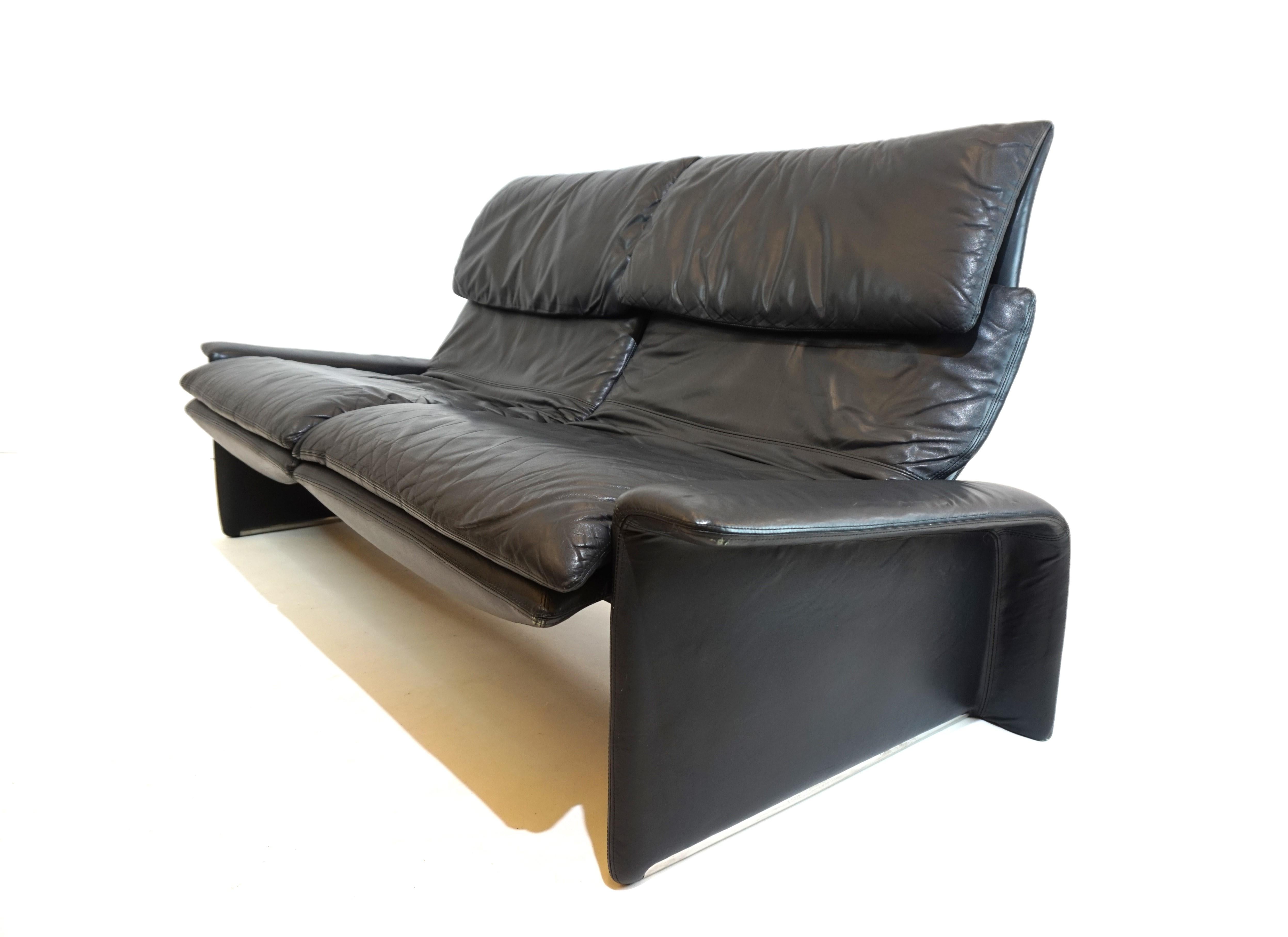 Saporiti Italia 2 seater leather sofa by Giovanni Offredi In Good Condition For Sale In Ludwigslust, DE