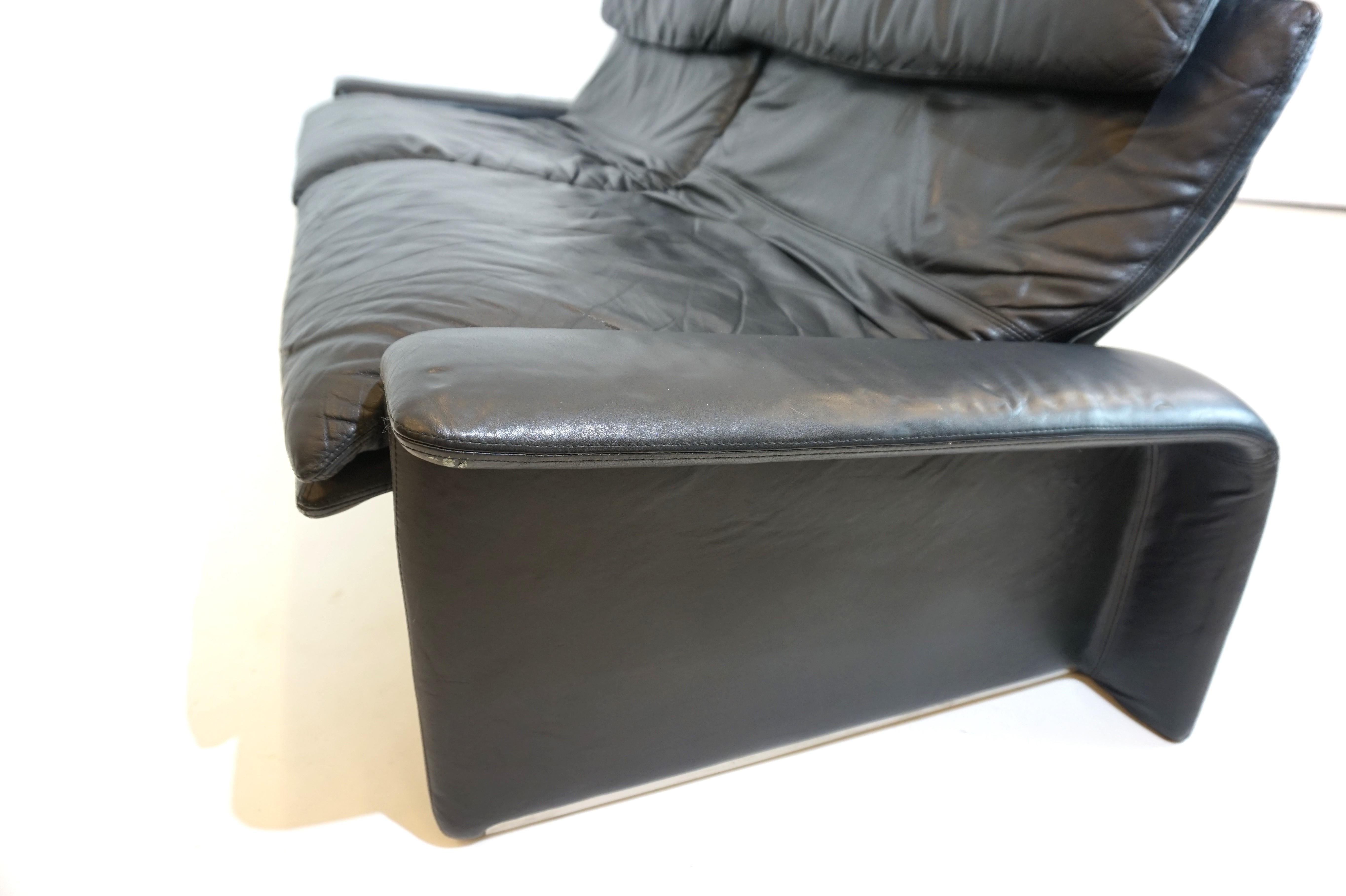 Saporiti Italia 2 seater leather sofa by Giovanni Offredi For Sale 1