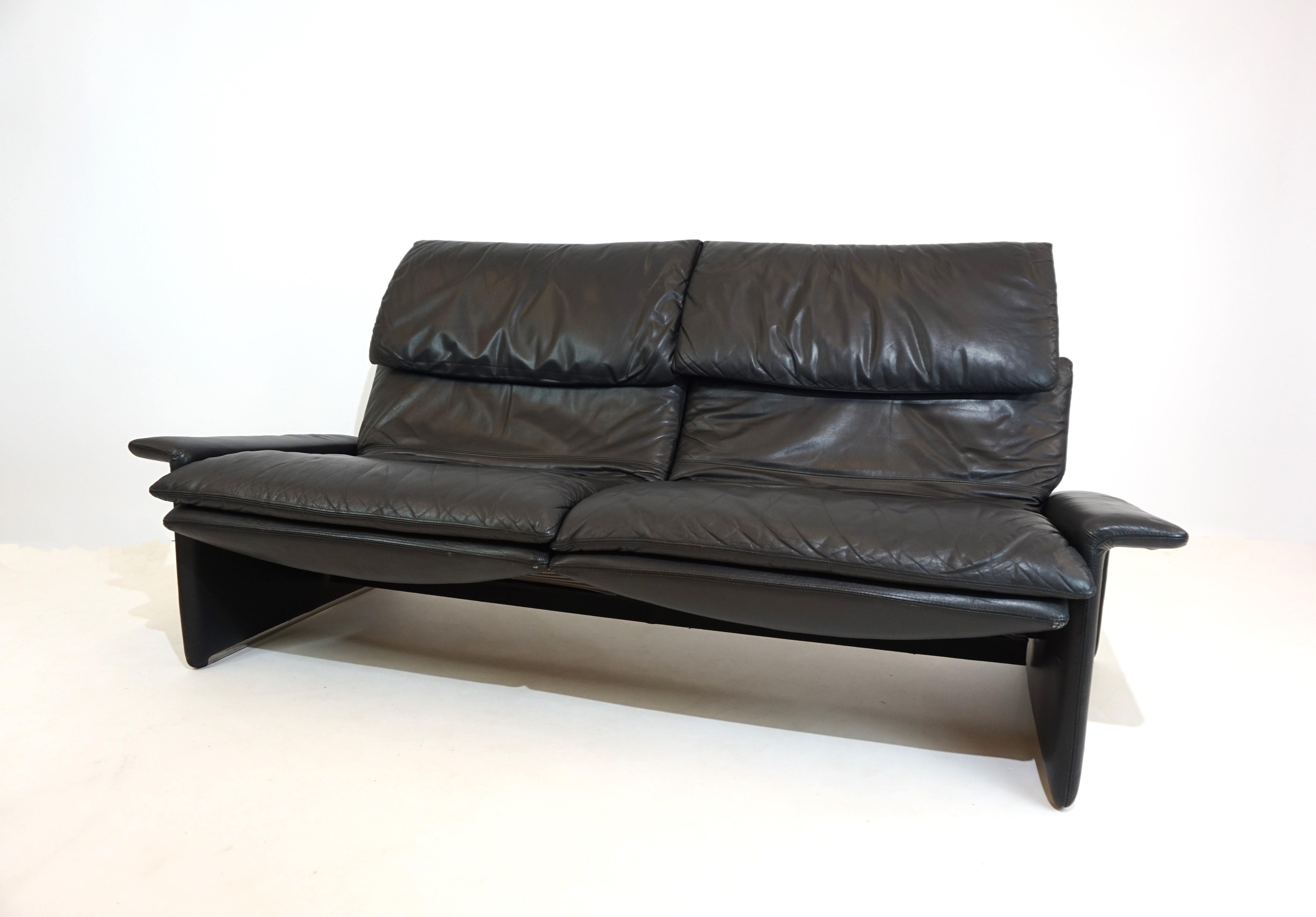 Saporiti Italia 2 seater leather sofa by Giovanni Offredi For Sale 2
