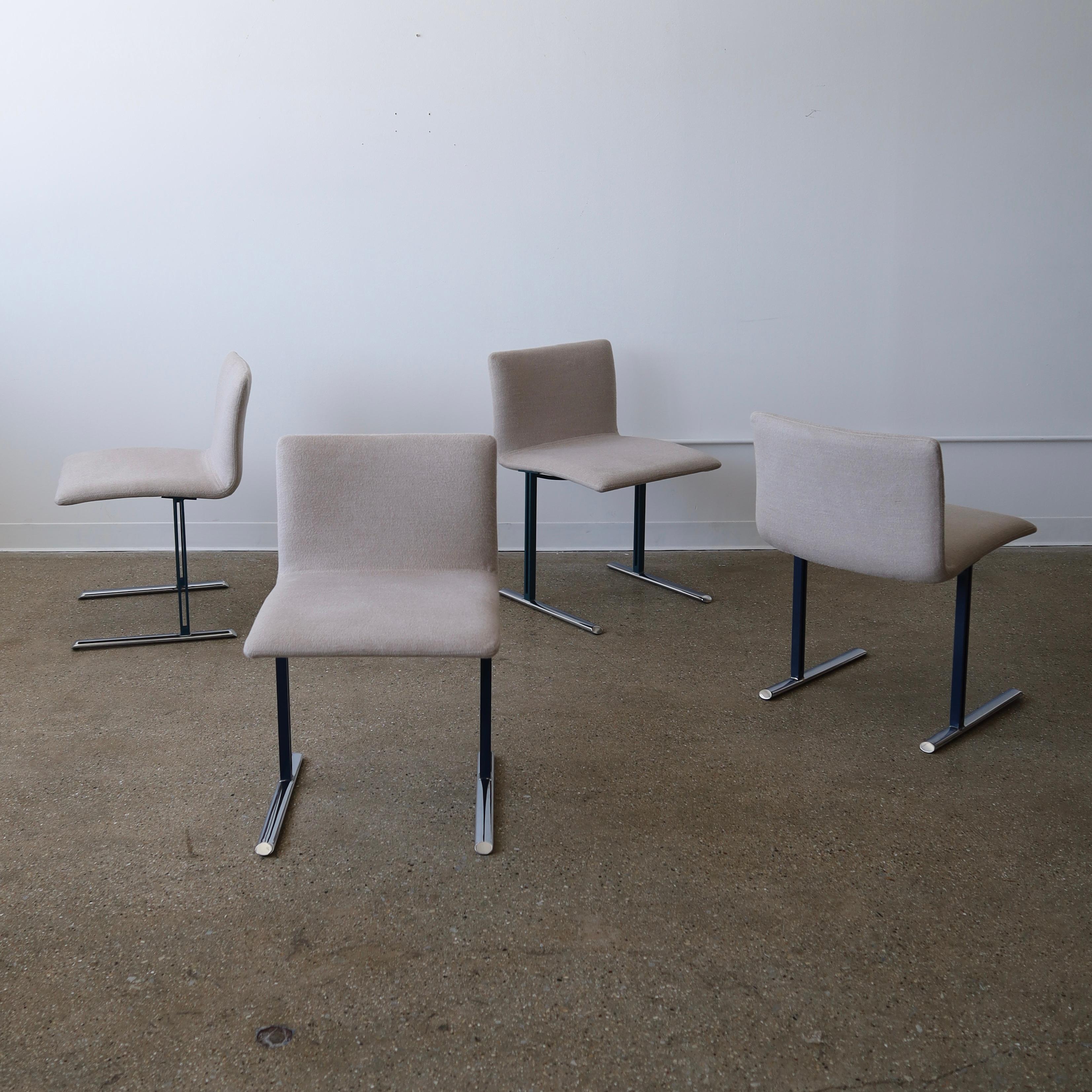 c. Anni '70 di Giovanni Offredi, Italia - firmato e rivestito in un tessuto 100% alpaca. Queste sedie presentano segni di usura dovuti all'età, ma nel complesso sono in ottime condizioni. Due hanno cornici di colore leggermente diverso. L'insieme di