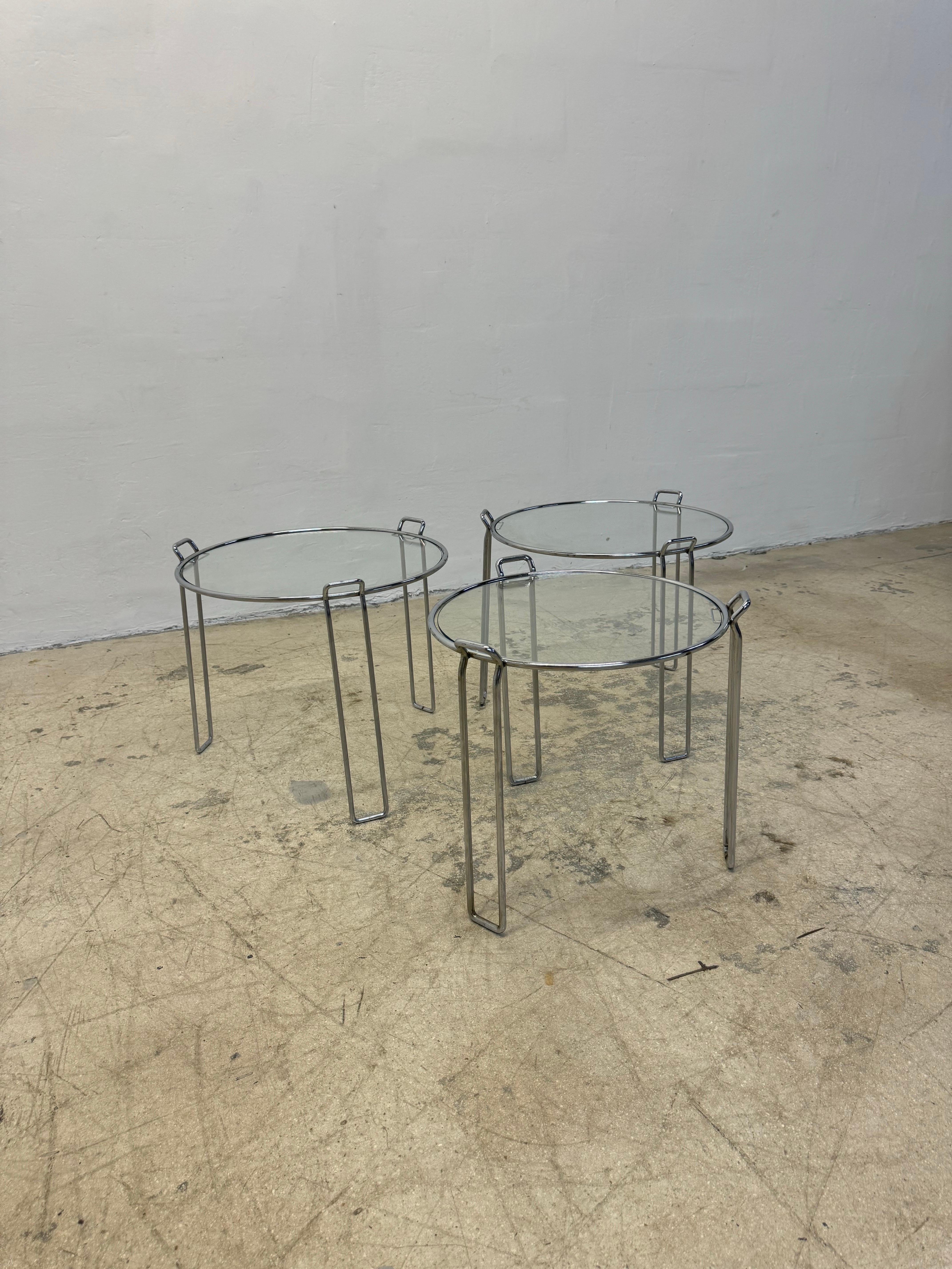 Mesas auxiliares de cristal y cromo Saporiti Italia - Juego de tres en venta 7