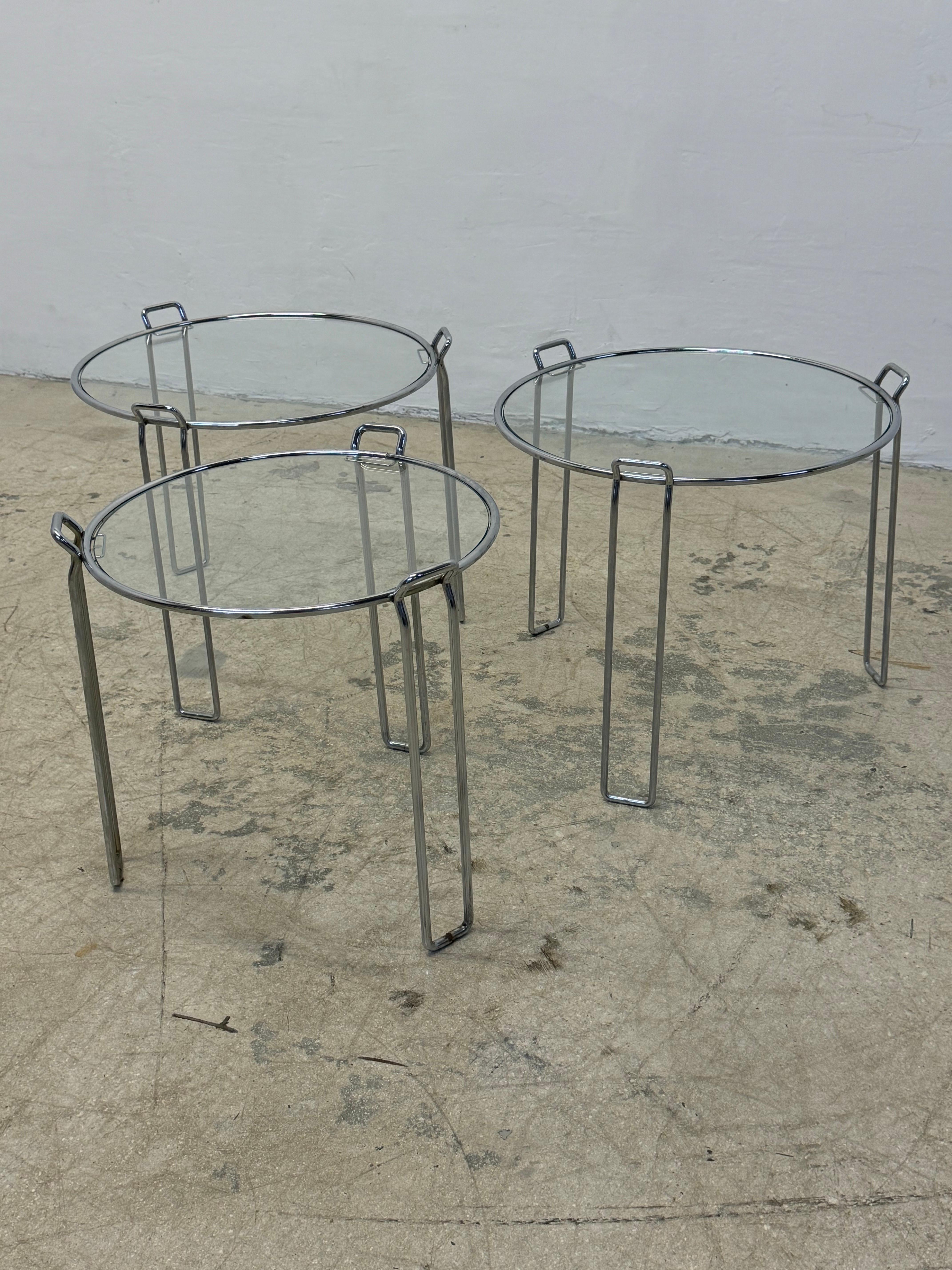 Mesas auxiliares de cristal y cromo Saporiti Italia - Juego de tres en venta 8