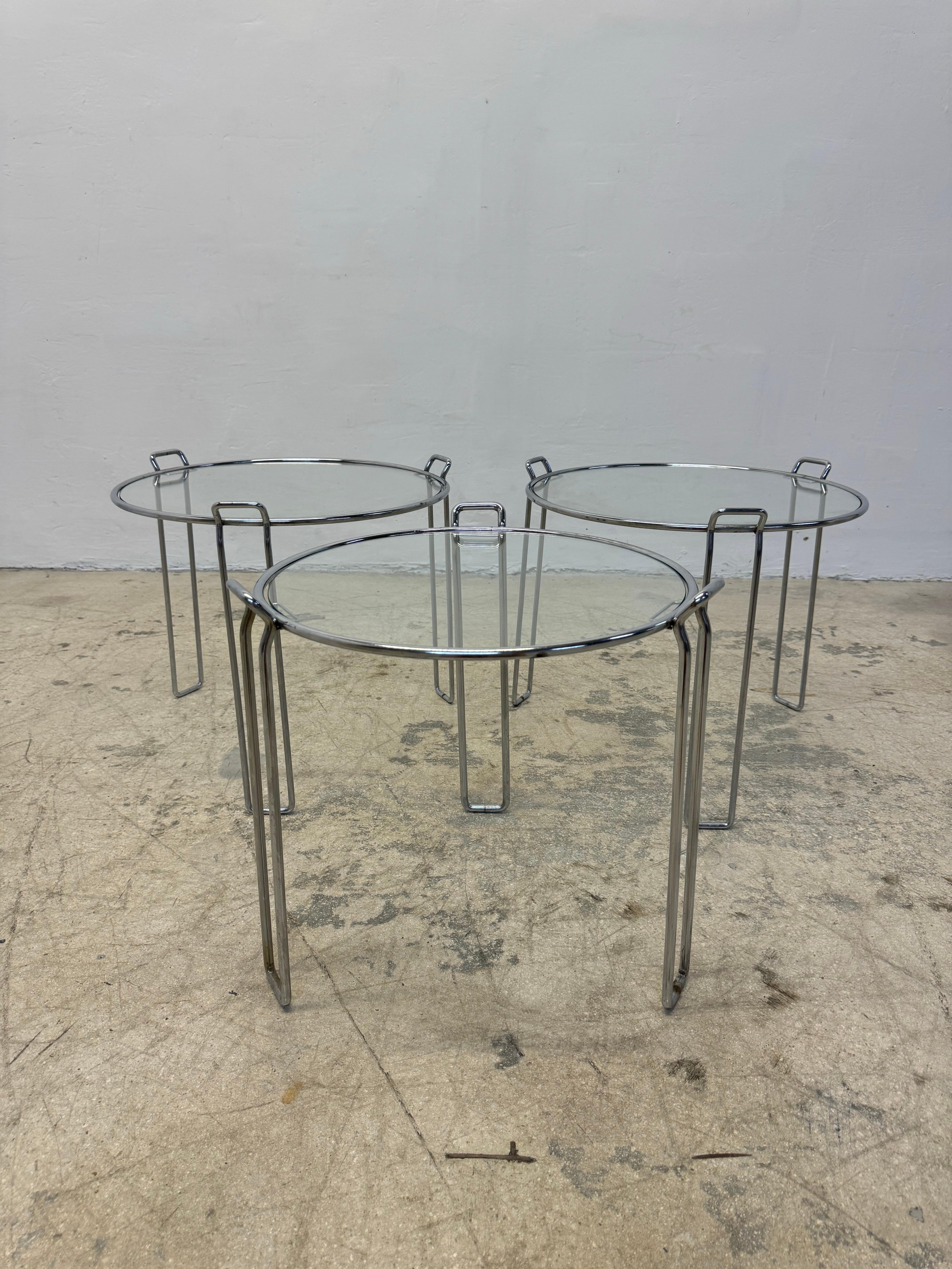 Mesas auxiliares de cristal y cromo Saporiti Italia - Juego de tres Moderno de mediados de siglo en venta