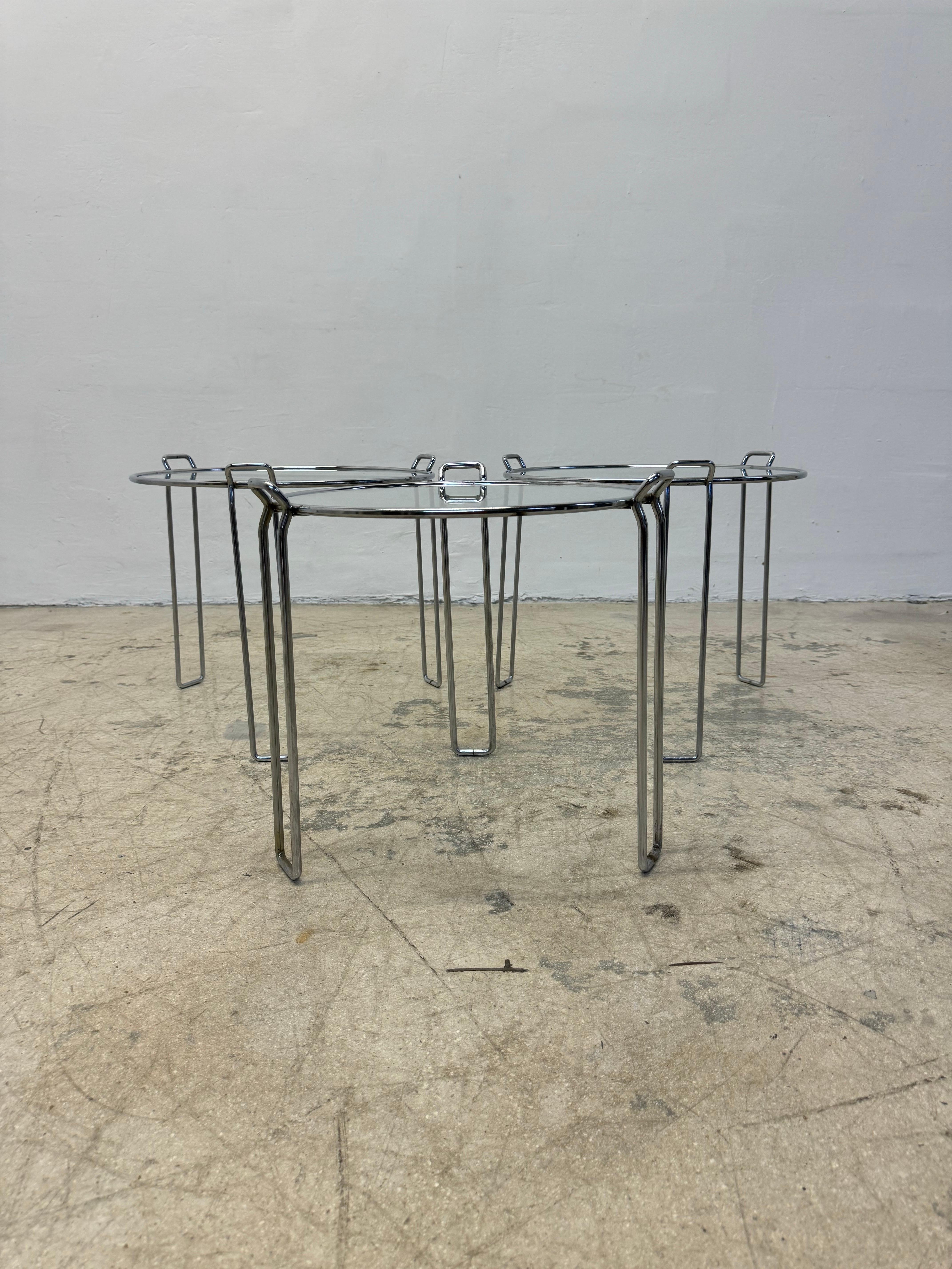 Mesas auxiliares de cristal y cromo Saporiti Italia - Juego de tres en venta 1