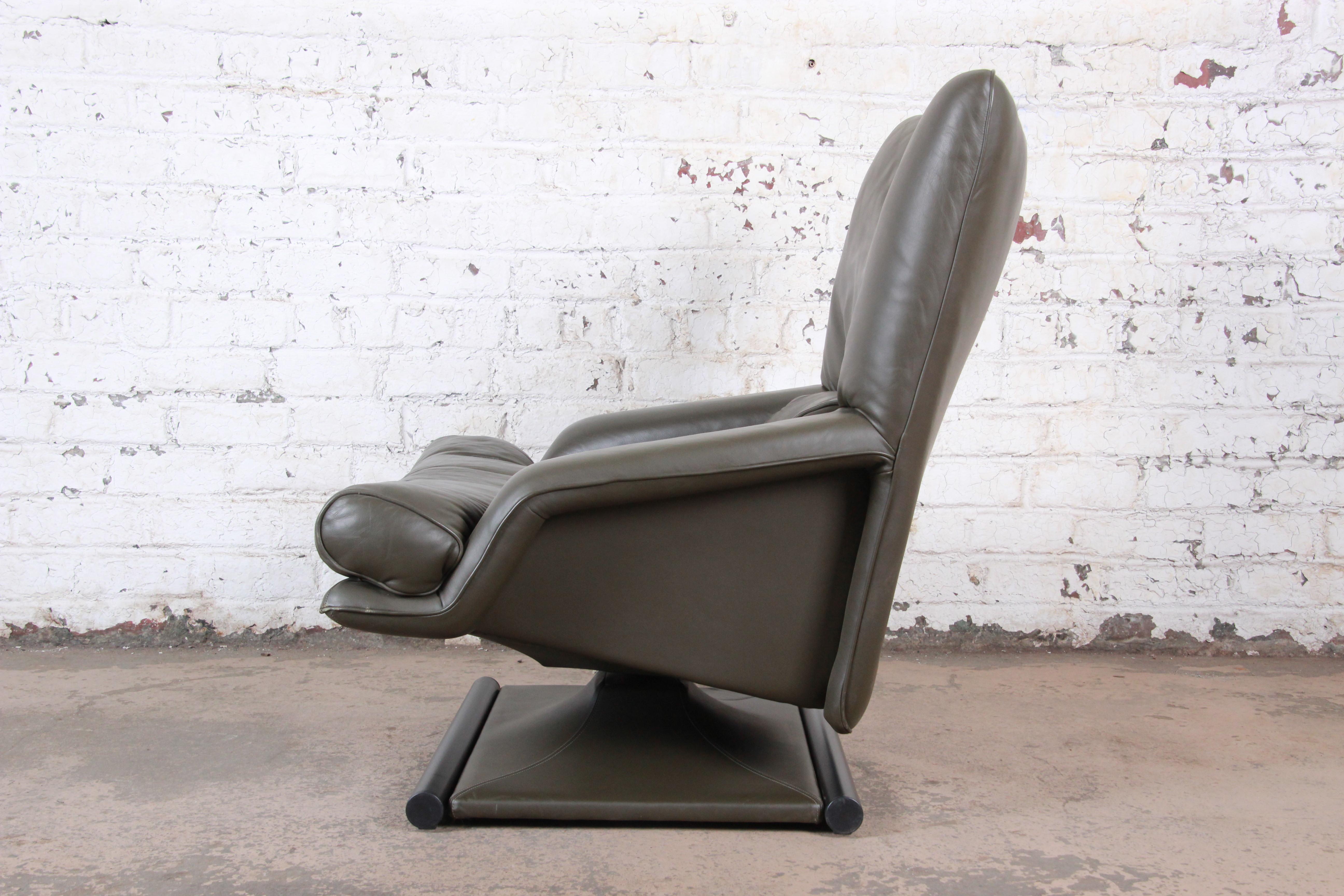 Saporiti Italia Mid-Century Modern Leather Lounge Chair and Ottoman, circa 1970s 4