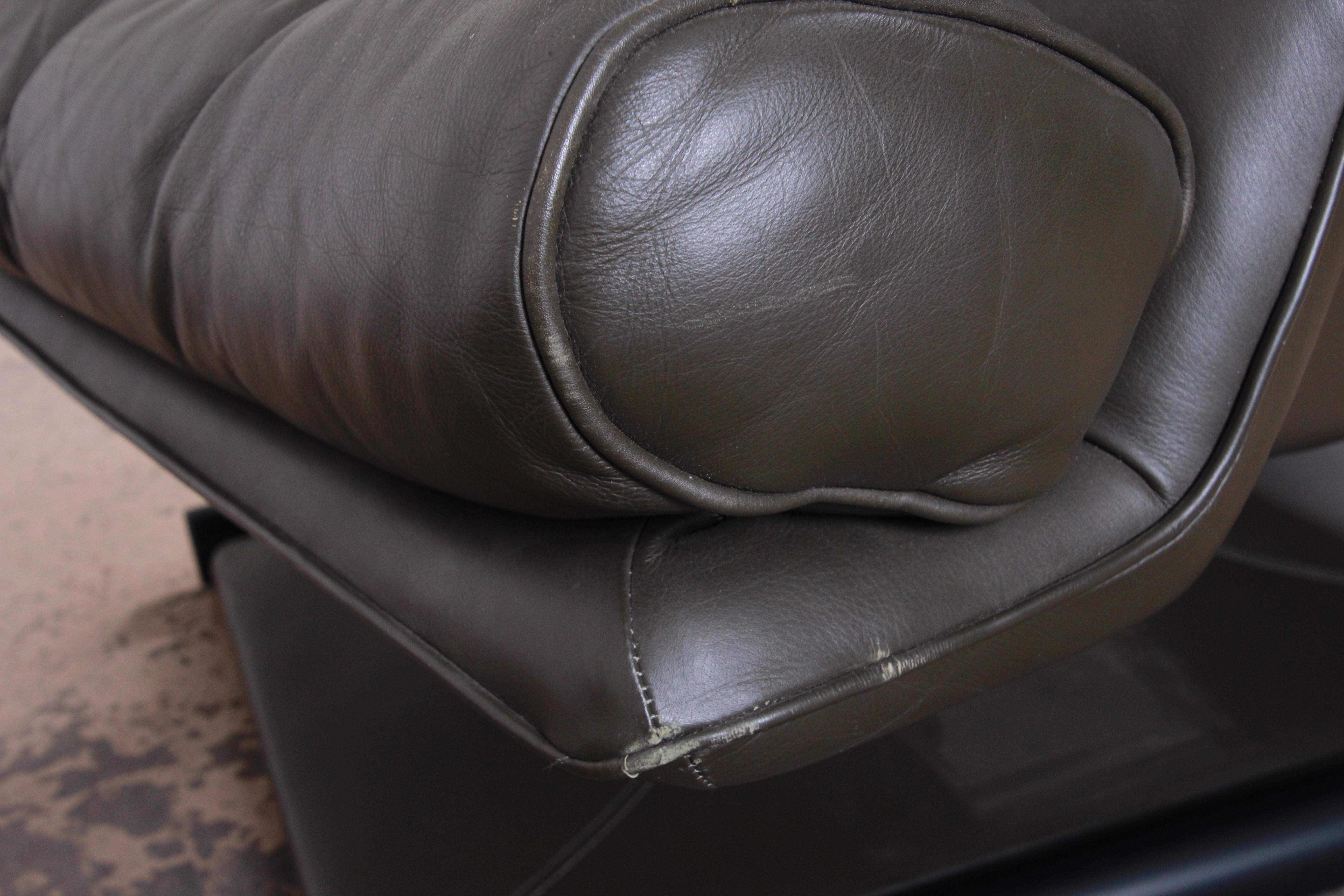 Saporiti Italia Mid-Century Modern Leather Lounge Chair and Ottoman, circa 1970s 9