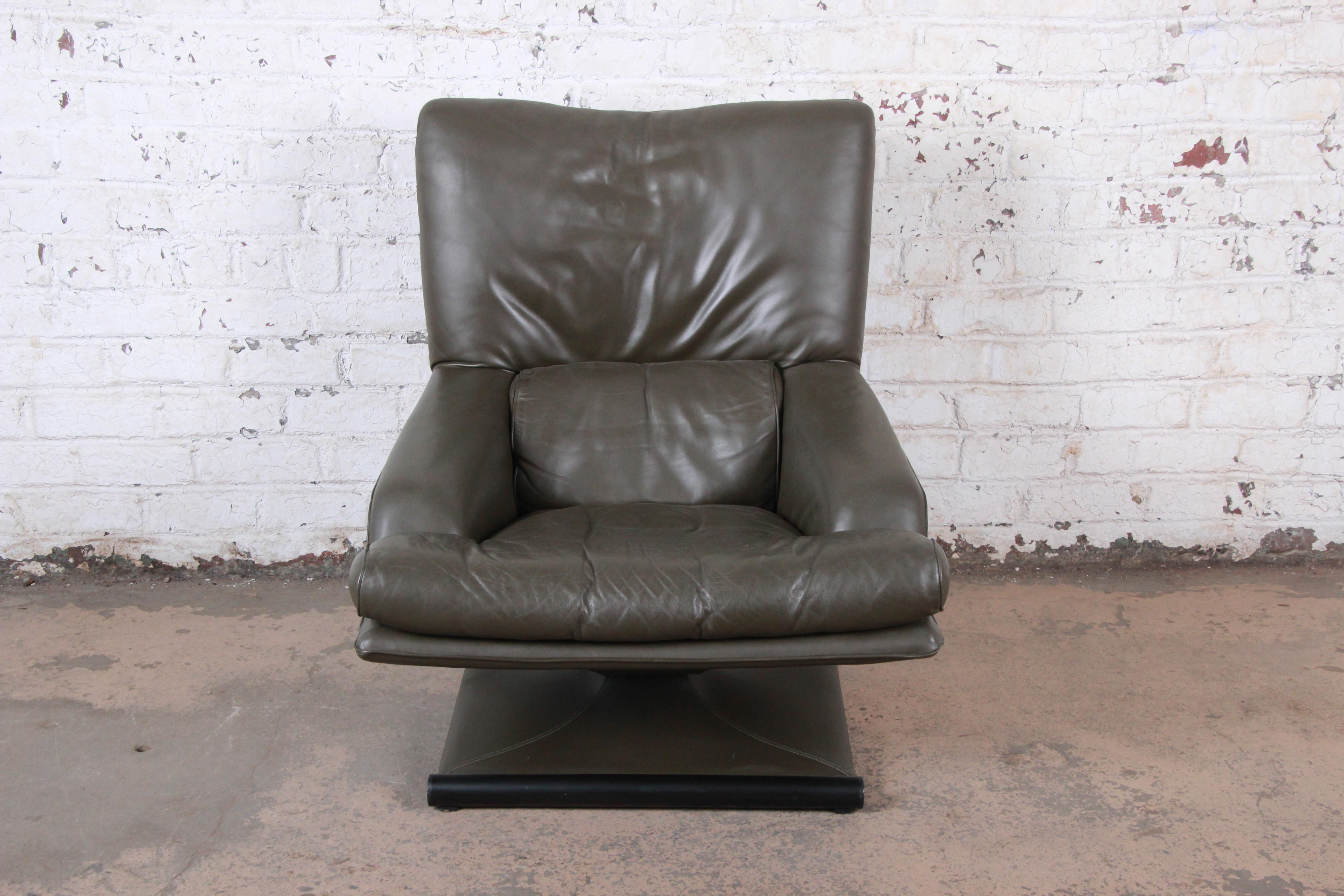 Saporiti Italia Mid-Century Modern Leather Lounge Chair and Ottoman, circa 1970s In Good Condition In South Bend, IN