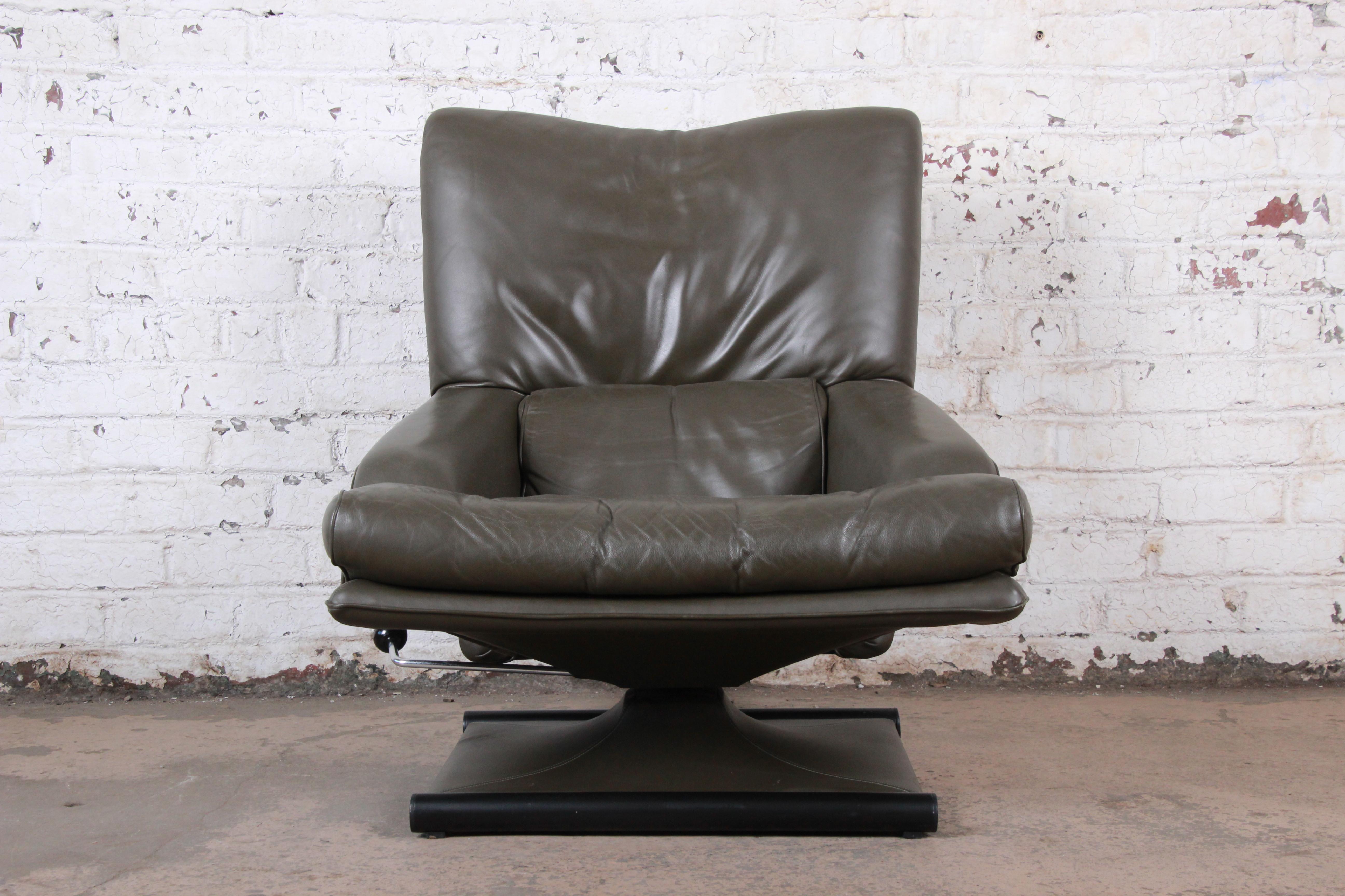 Late 20th Century Saporiti Italia Mid-Century Modern Leather Lounge Chair and Ottoman, circa 1970s
