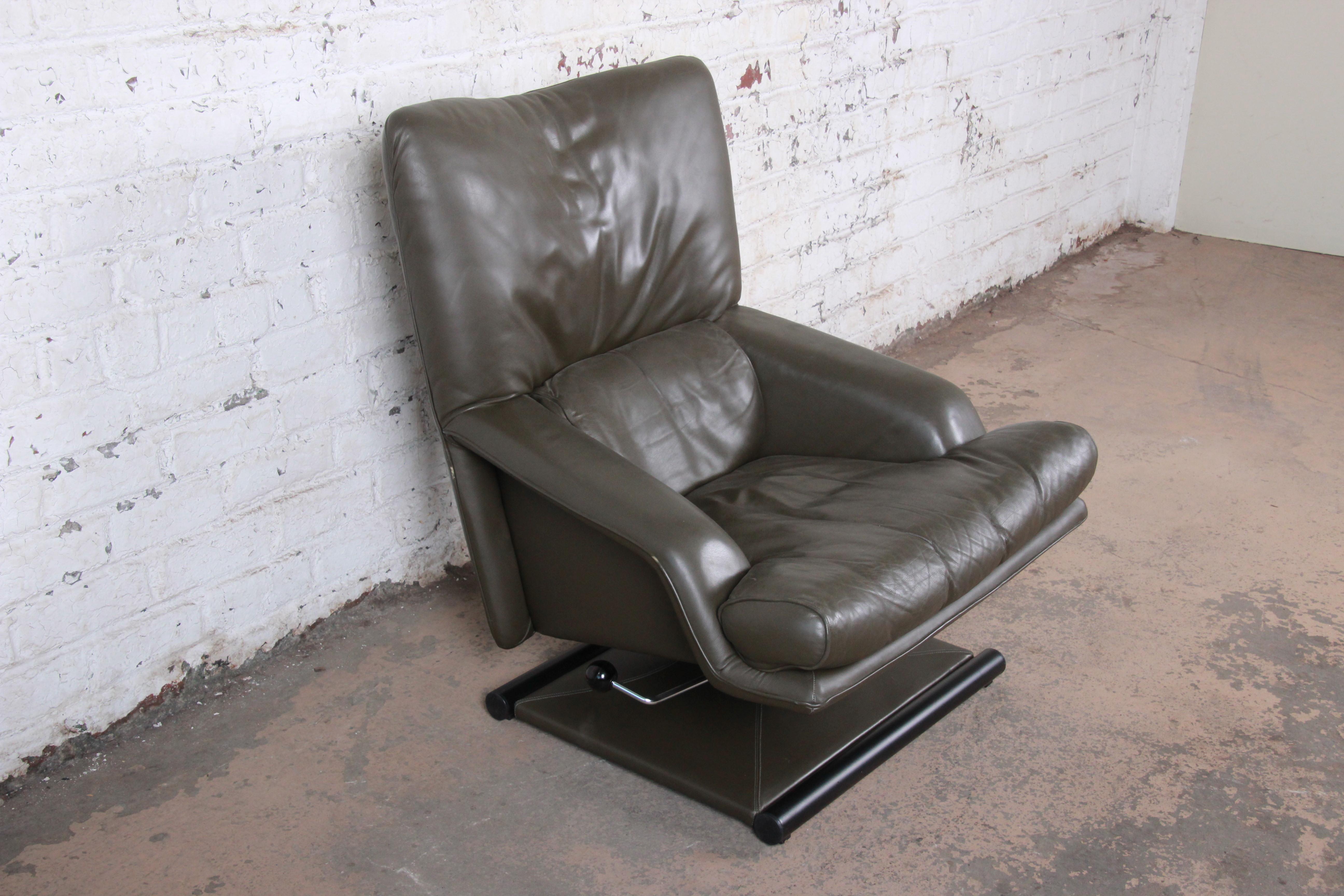 Steel Saporiti Italia Mid-Century Modern Leather Lounge Chair and Ottoman, circa 1970s