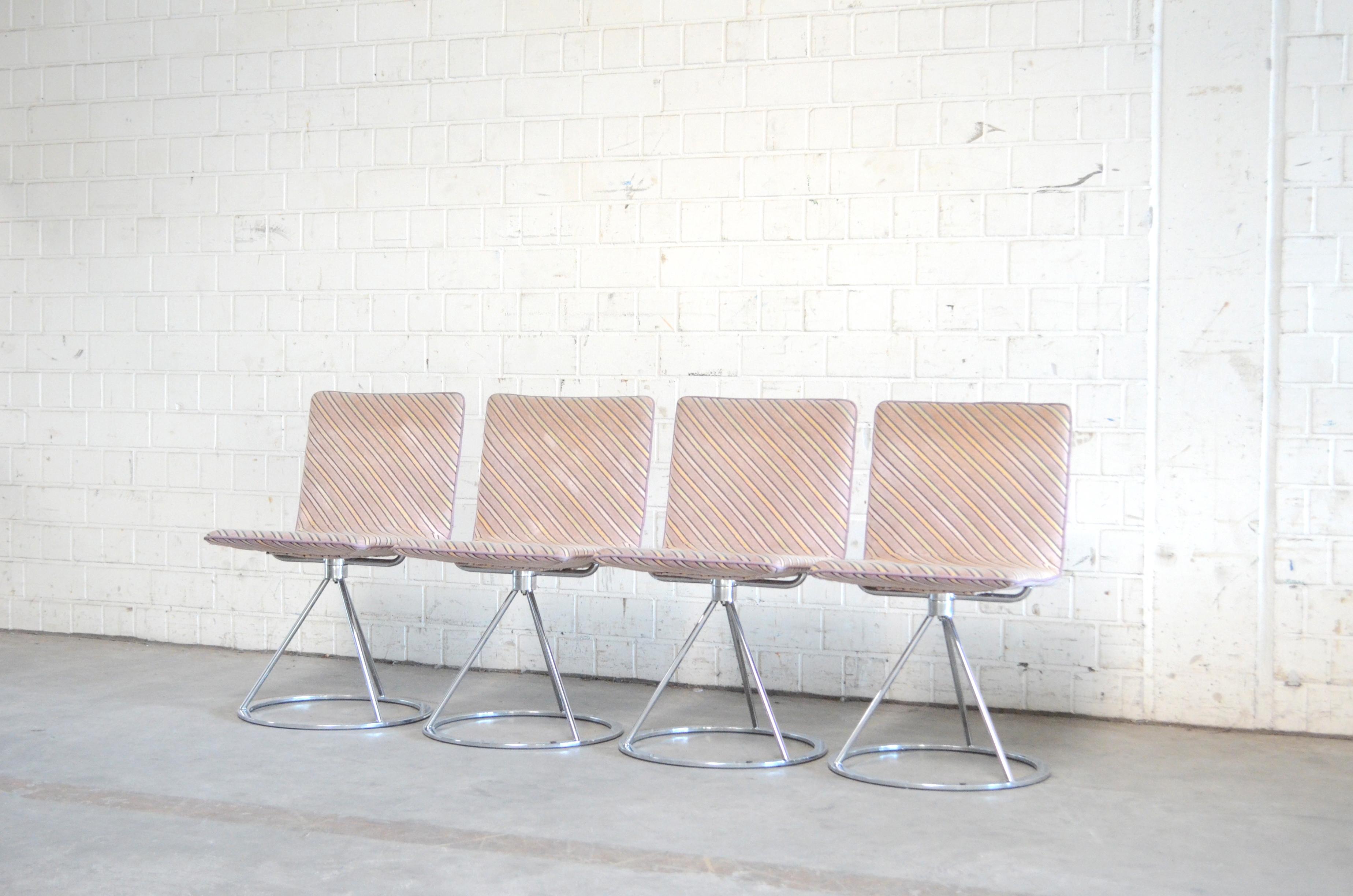 Ces chaises de design italien datent des années 1980 et sont conçues par Salvati e Tresoldi et fabriquées par Saporiti Italia.
Une chaise au design contemporain avec une base rotative en acier chromé et une assise rembourrée.
Le tissu est un