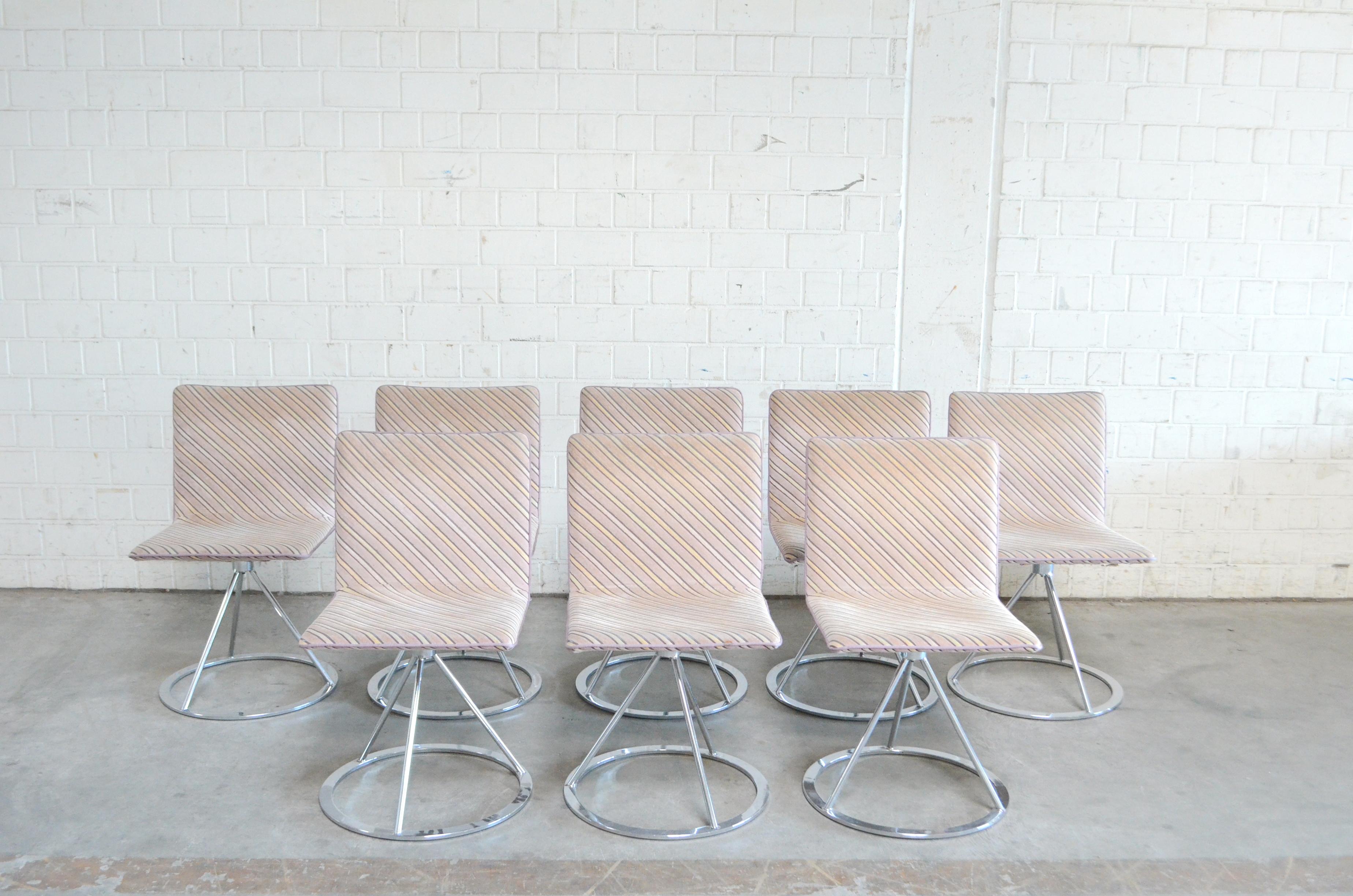 These Italian design chairs comes from the 1980s and are designed by Salvati e Tresoldi and manufactured by Saporiti Italia.
A contemporary design chair with rotating chromed steel base and upholstered seat.
The fabric is a beautiful pastel strip