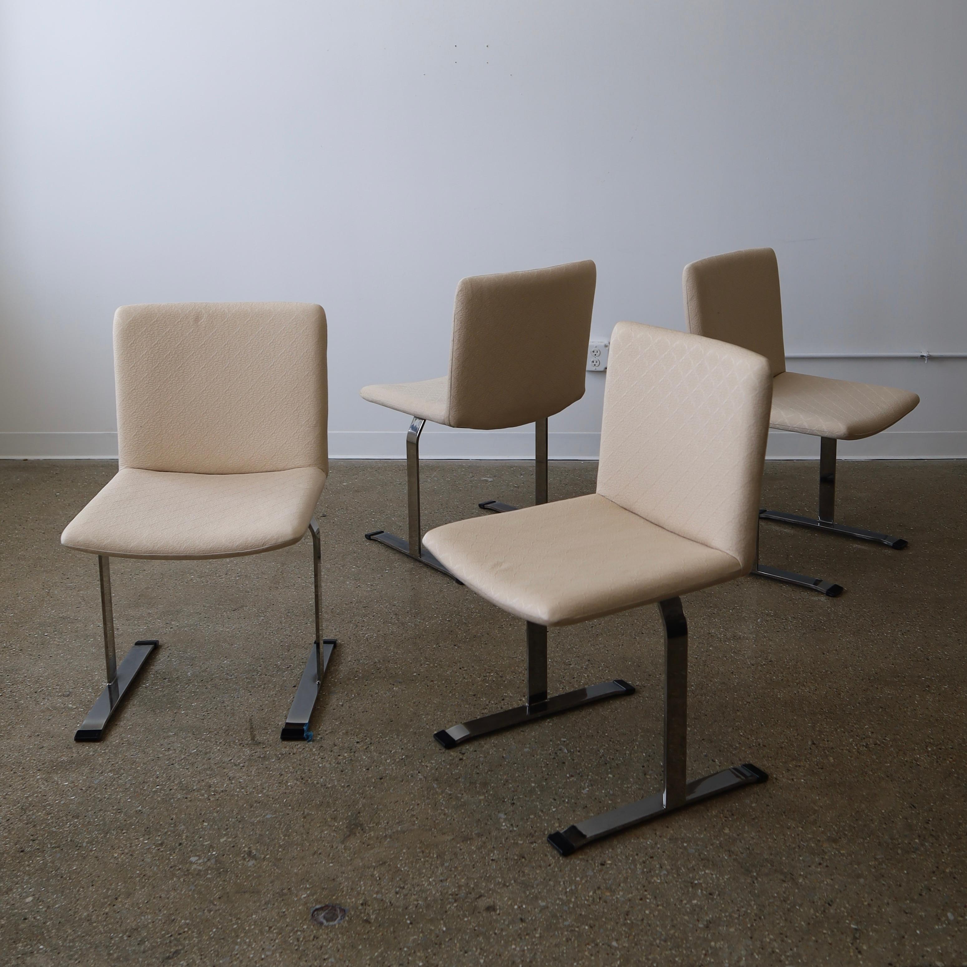 c. Anni '70 di Giovanni Offredi, Italia. Questo set è in ottime condizioni strutturali, ma necessita di una nuova tappezzeria. 

