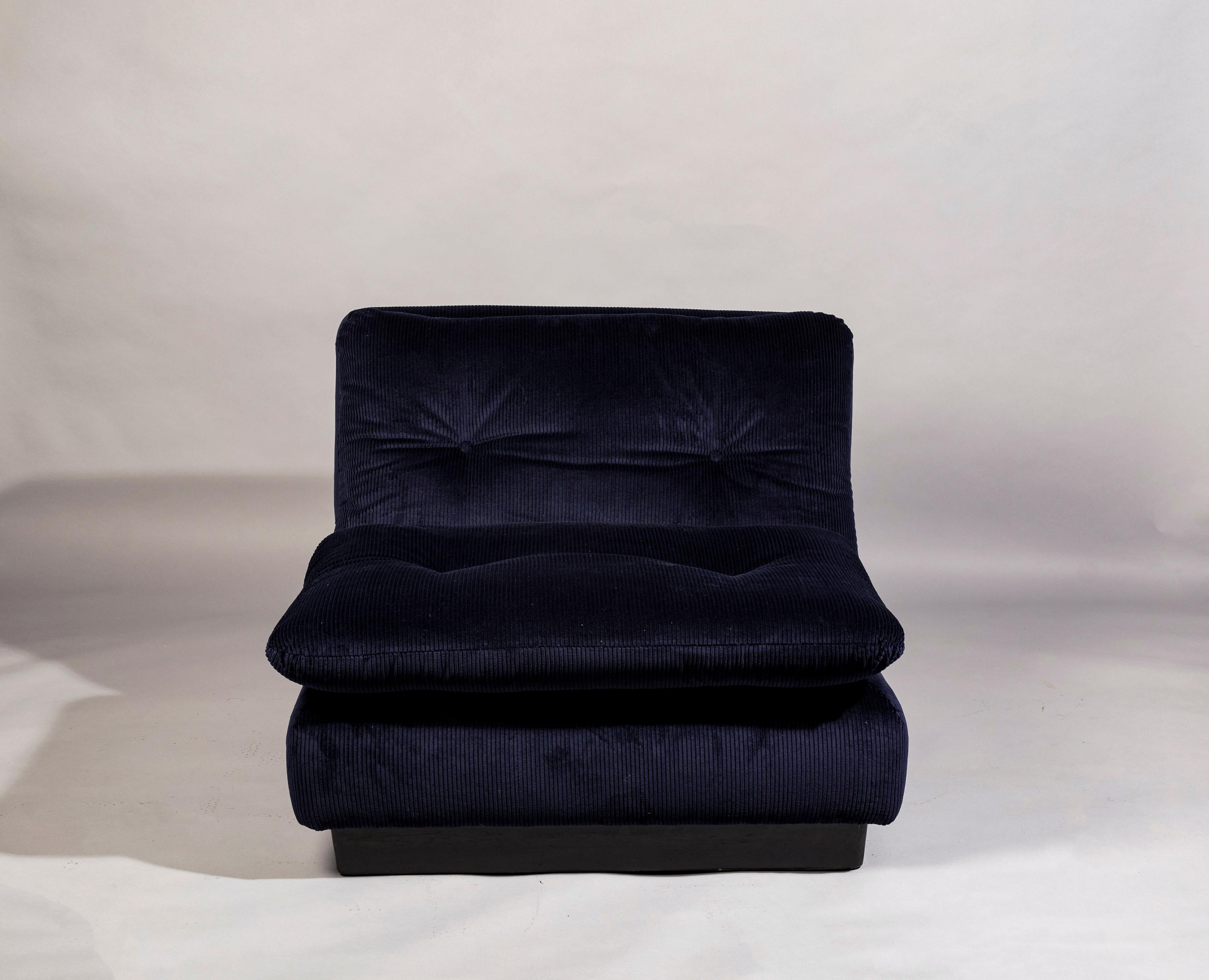 Beautiful pair of Saporiti Italia lounge chairs, Italy 1970s, reupholstered with dark blue Lelievre corduroy velvet.