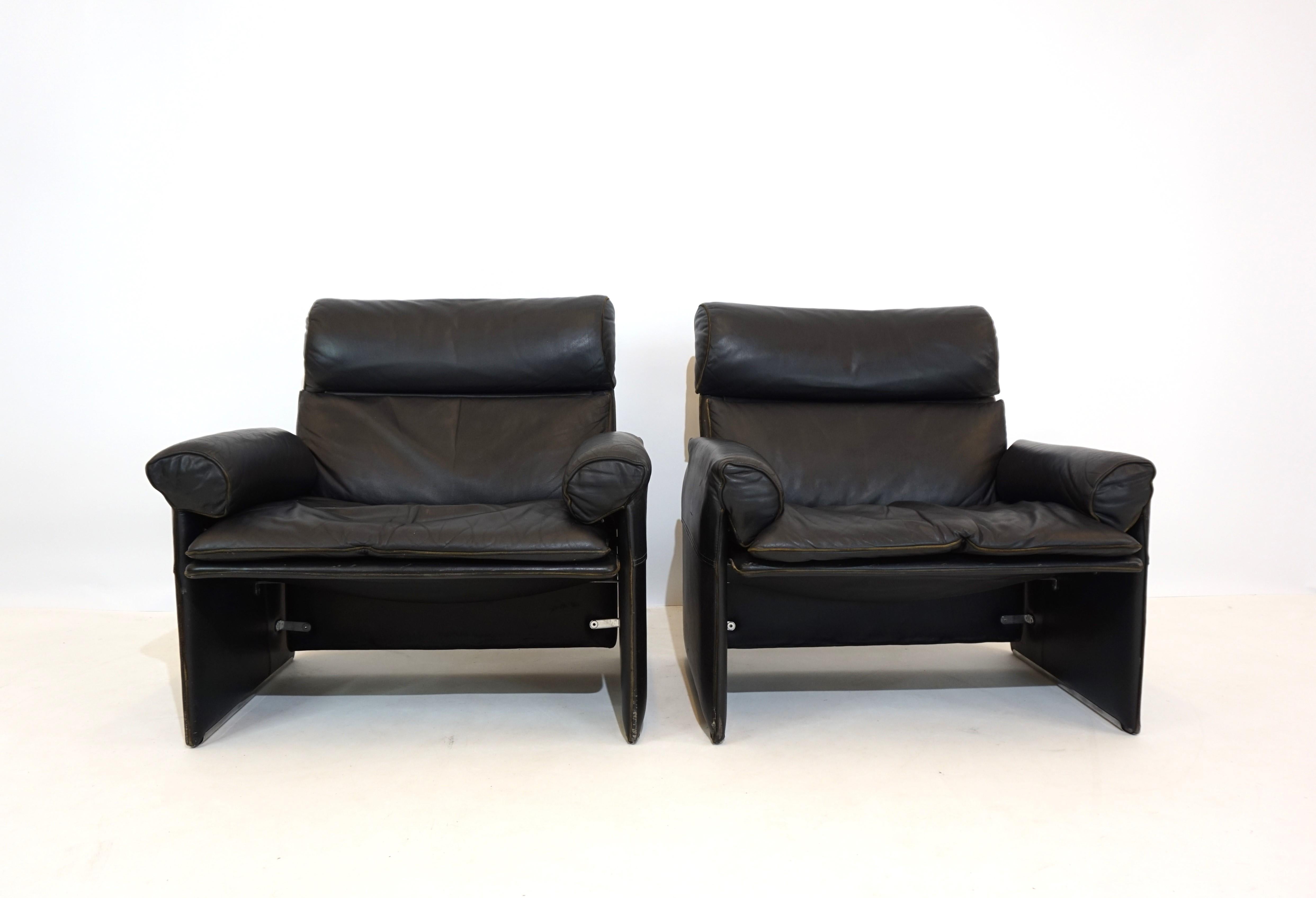 Ces deux fauteuils Condit des années 70 sont en bon état. Le cuir noir souple ne présente que de légers signes d'usure et de patine. Les dossiers des sièges sont légèrement élastiques et les fauteuils offrent un très bon confort d'assise.

 

Le