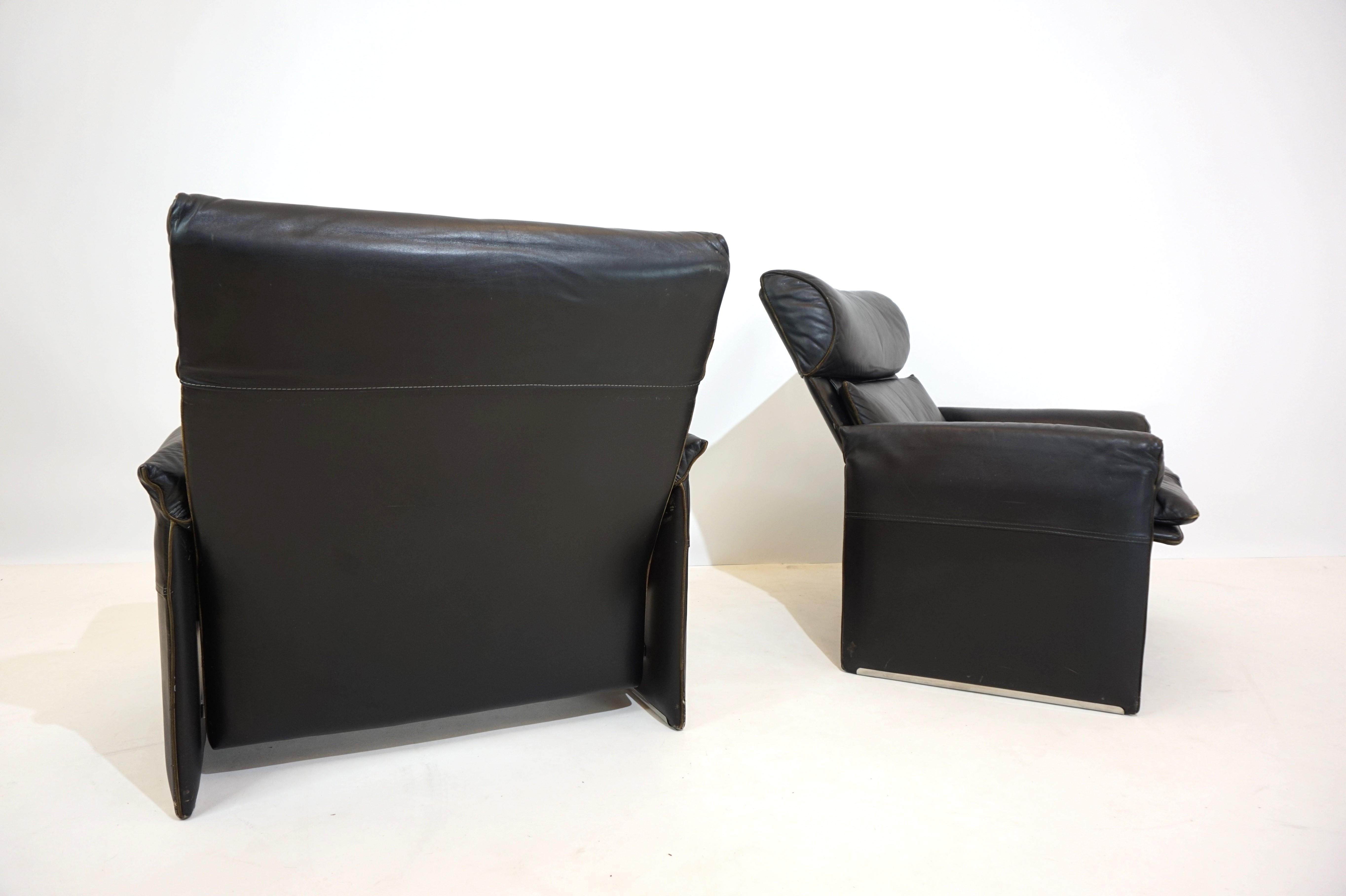Late 20th Century Saporiti Italia set of 2 leather armchairs by Giovanni Offredi For Sale