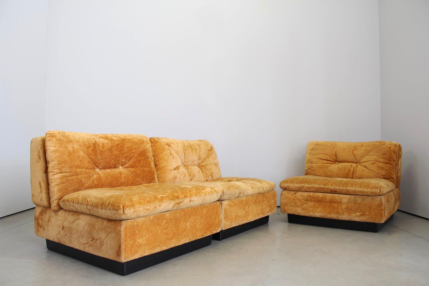 Design/One aus den 1970er Jahren.
Dieses Sofa von Saporiti Italia hat einen orange/gelben weichen Veloursstoff.
Das Sofa besteht aus 3 Modulen, die zu einem 3-sitzigen Sofa oder als 2-sitziges Sofa und einem Sessel zusammengestellt werden