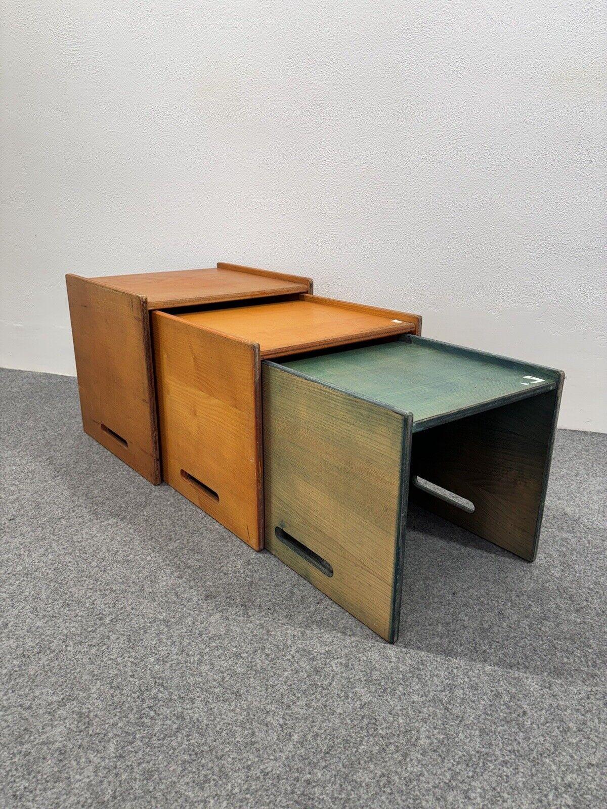 Wunderschönes Trio aus stapelbaren Couchtischen, die vollständig aus Holz gefertigt sind.

Zwei orangefarbene und ein grüner.

Der Artikel ist in einem guten konservativen Zustand, es gibt keine größeren ästhetischen oder strukturellen Mängel zu