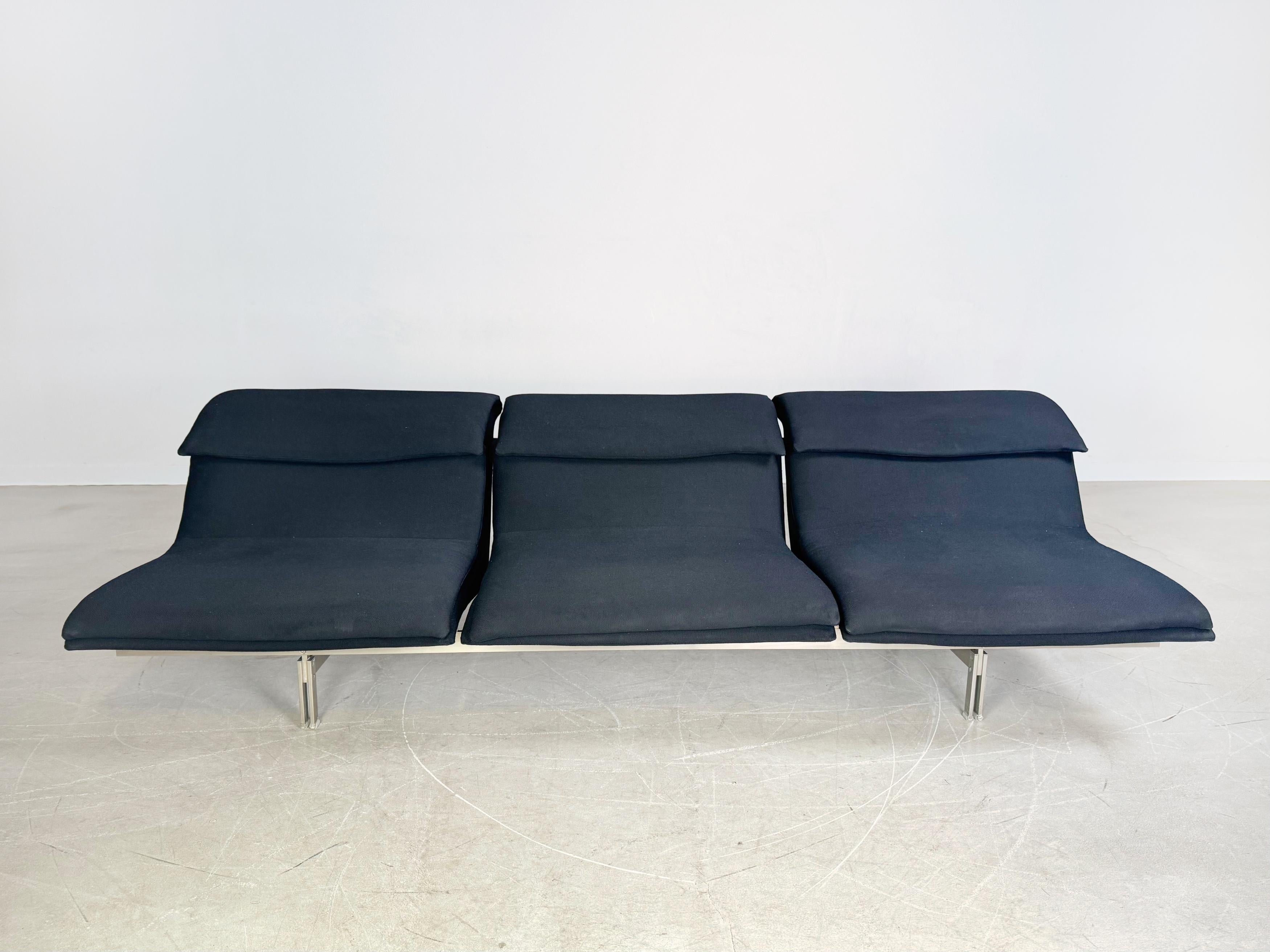 Te ofrecemos un precioso Dreisitzer de Saporiti Italia de los años 70 para comprar. La idea de estos sofás estables y muy cómodos es de Giovanni Offredi. Das Möbel stand in einem Gästezimmer, wurde nur sehr selten benutzt, immer vor Sonnenlicht