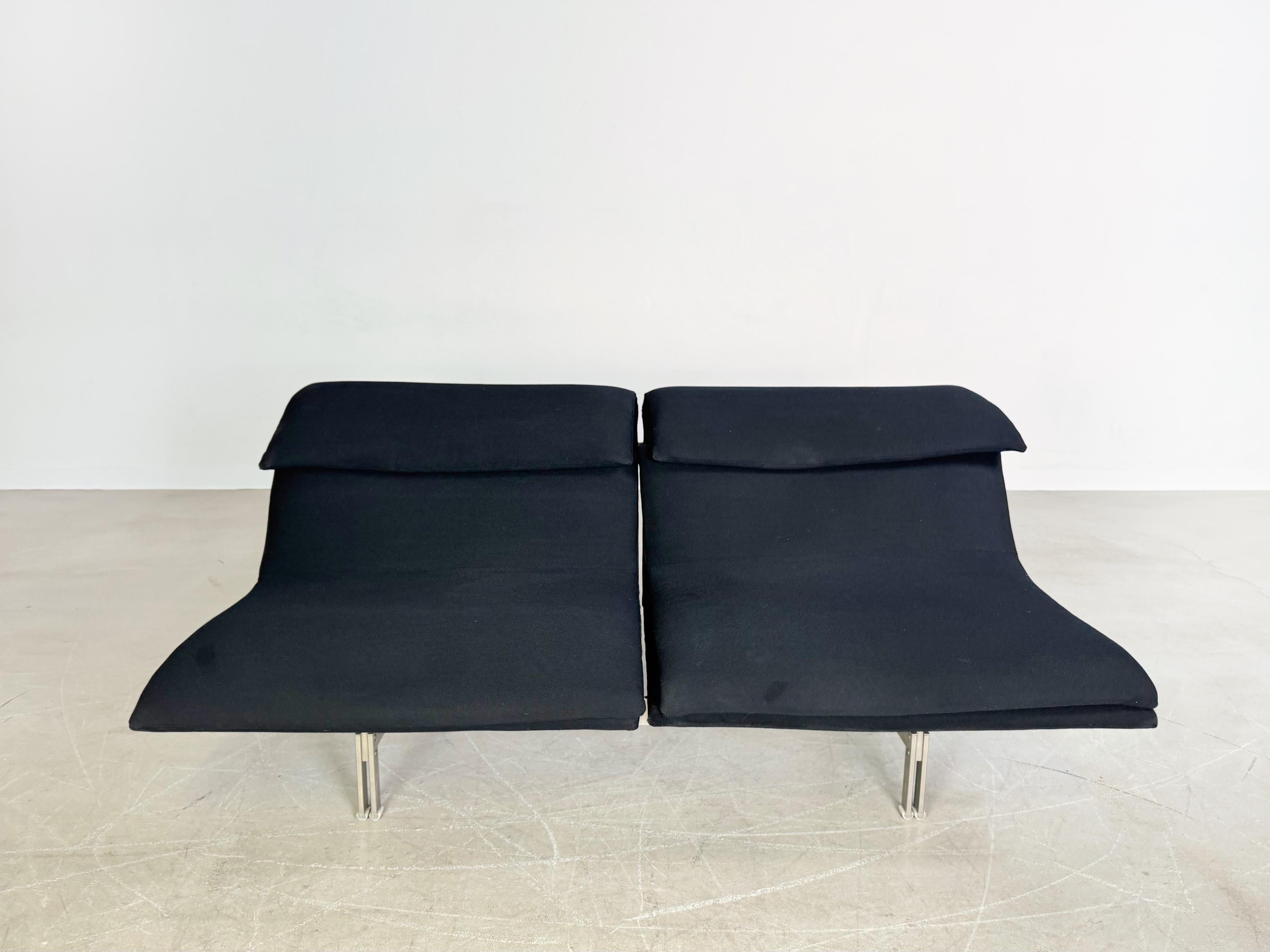 Wir bieten einen wunderschönen Zweisitzer von Saporiti Italia aus den 1970er Jahren zum Verkauf an. C'est Giovanni Offredi qui est à l'origine du concept de ces canapés stables et très confortables. Ce meuble se trouve dans une chambre à coucher, il