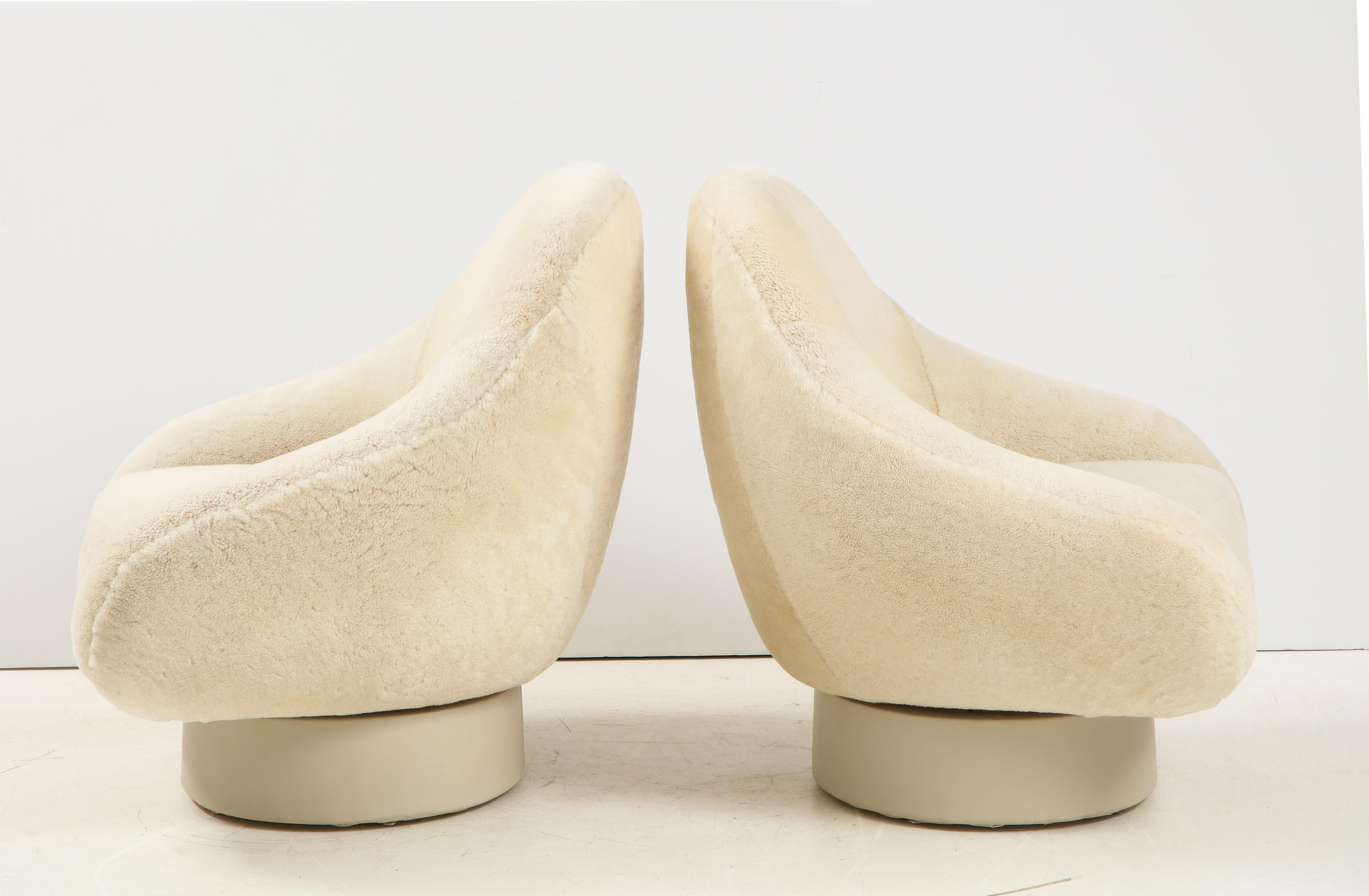 Saporiti Italian Mid Century Swivel Shearling Chairs In Excellent Condition In New York, NY