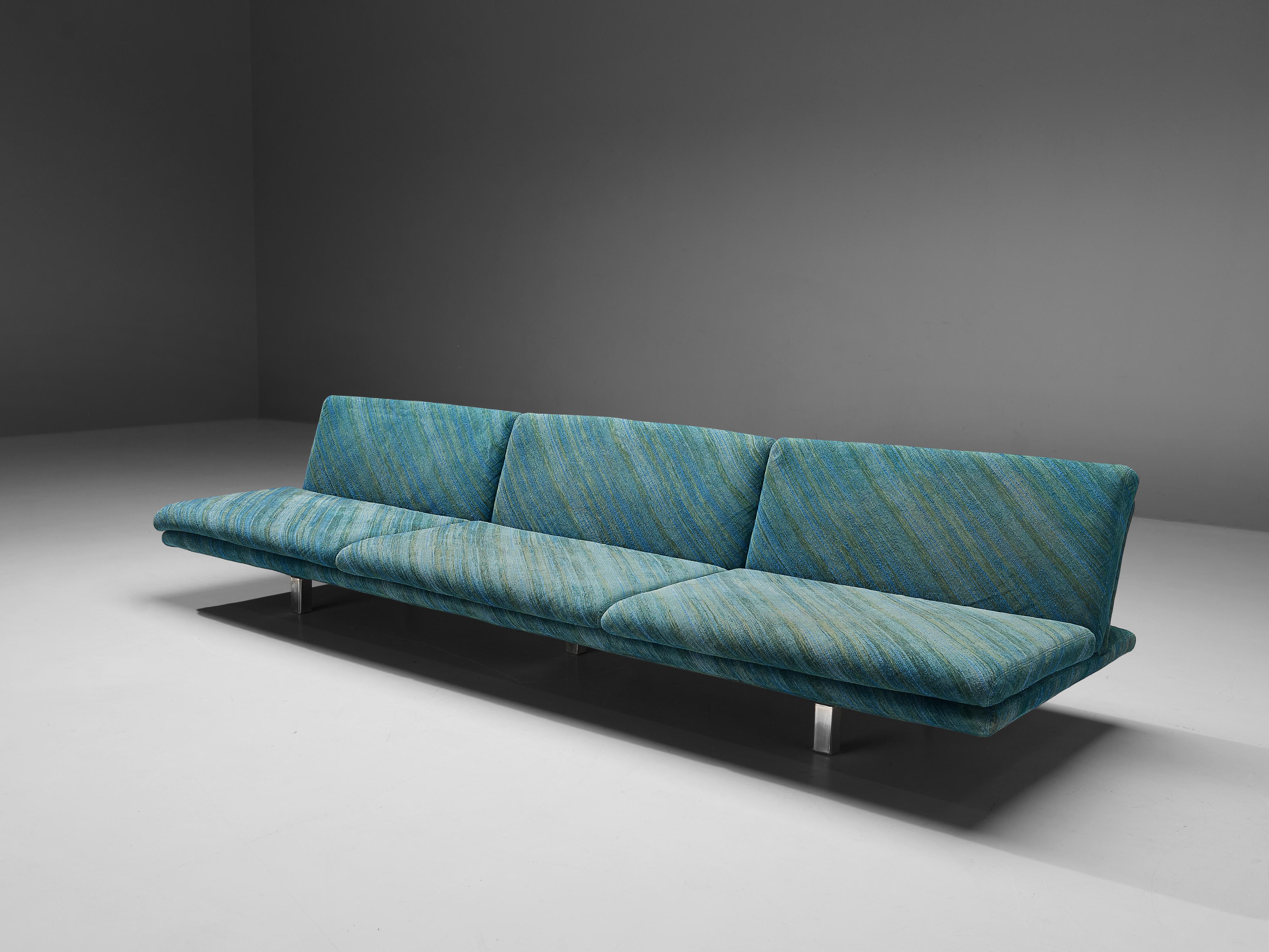 Saporiti, sofa, upholstered in green-blue textured fabric, metal legs, Italy, 1960s

Large sofa manufactured by Saporiti. This sofa is designed to be sleek, elegant and an eye-catcher. It has three seats without any armrests, emphasizing the