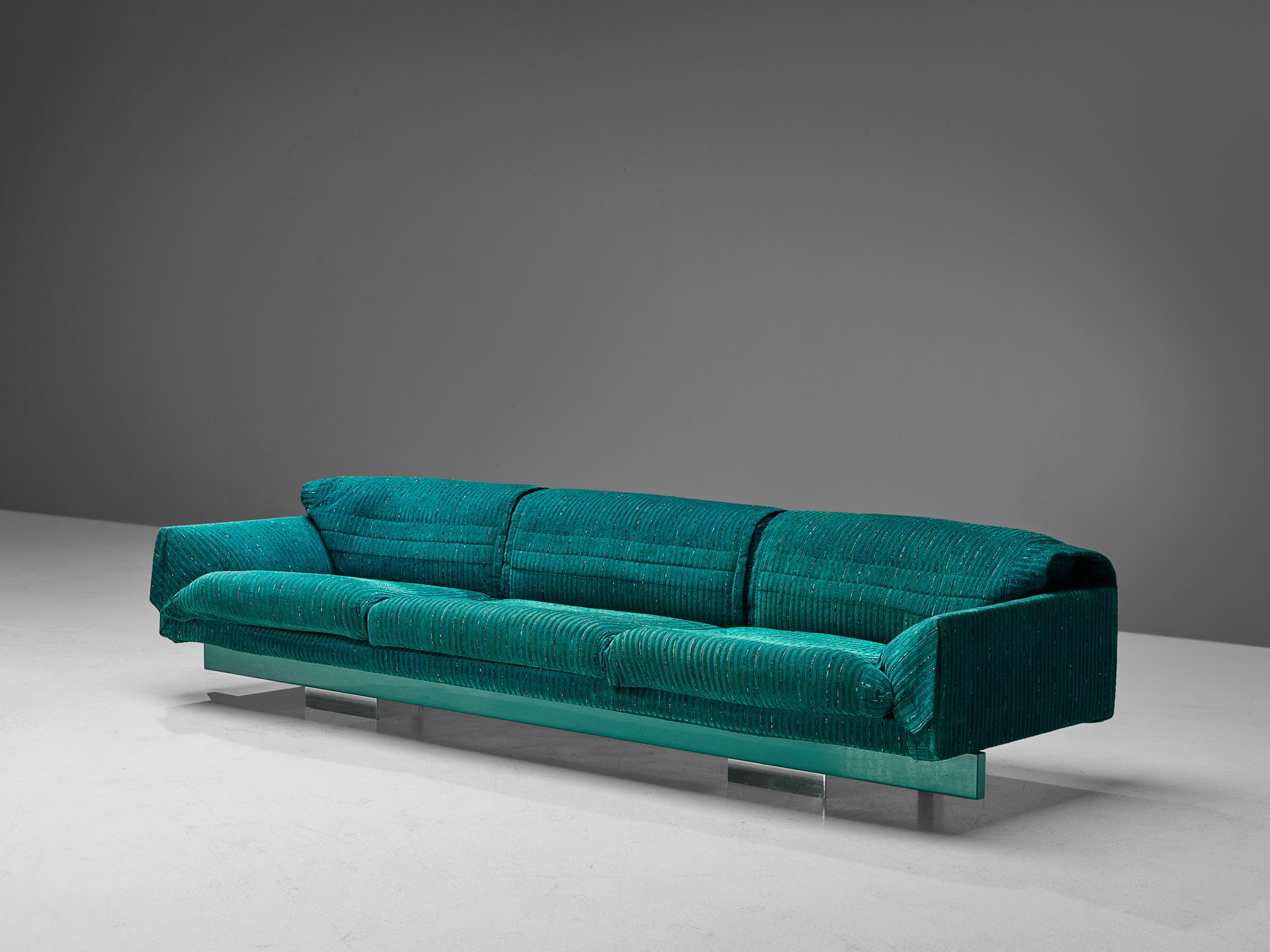 Saporiti, Sofa, Stoff, Metall, Italien, 1950er Jahre

Großes Sofa, hergestellt von Saporiti. Dieses Sofa ist so konzipiert, dass es bequem, weich und einladend ist. Er hat drei Sitze mit runden, schrägen Armlehnen, die ein entspanntes Aussehen