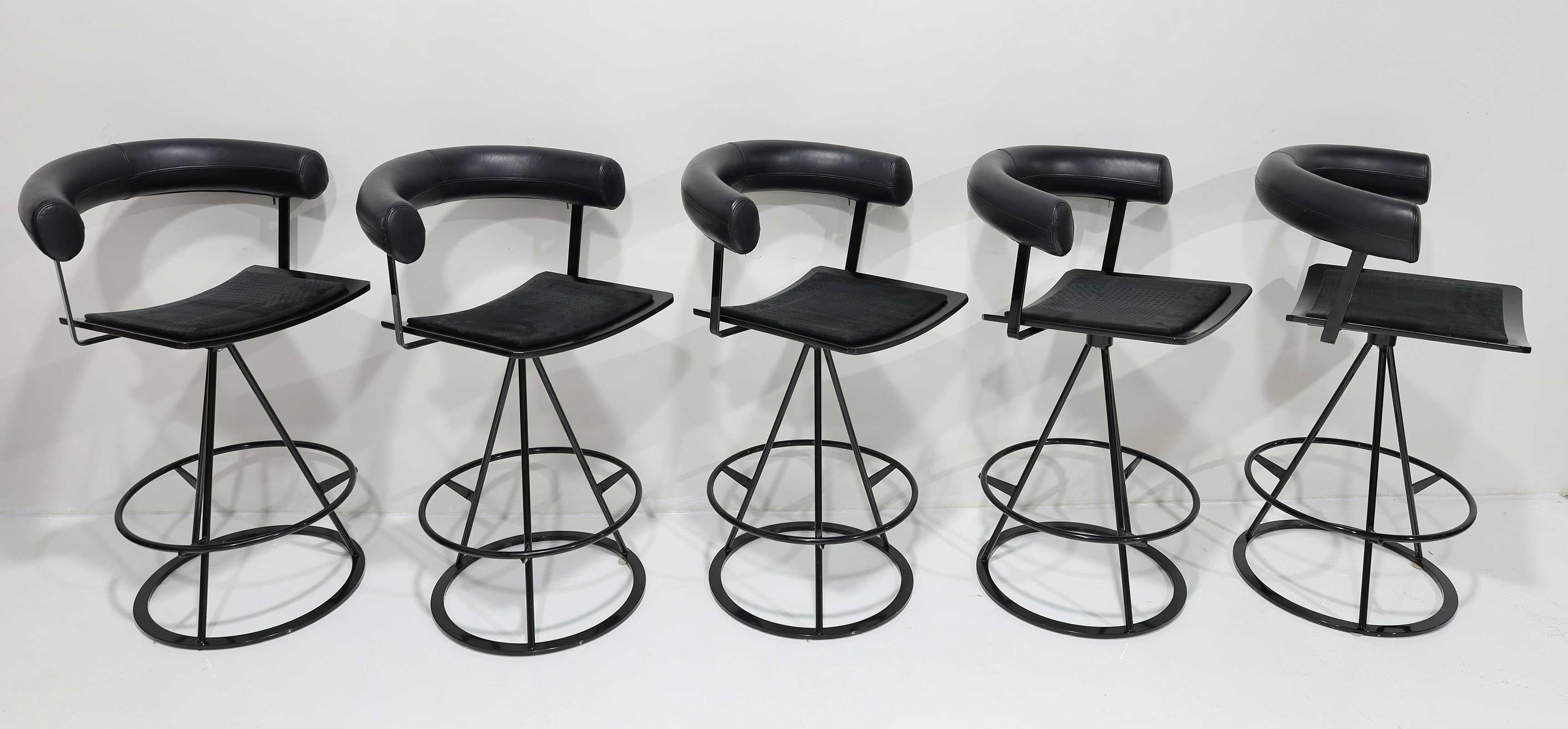 Un bel ensemble de tabourets de bar pivotants en cuir et daim conçus par Augusto Bozzi pour Saporiti. Très confortable et un design unique qui se démarque.  La hauteur du siège est de 29