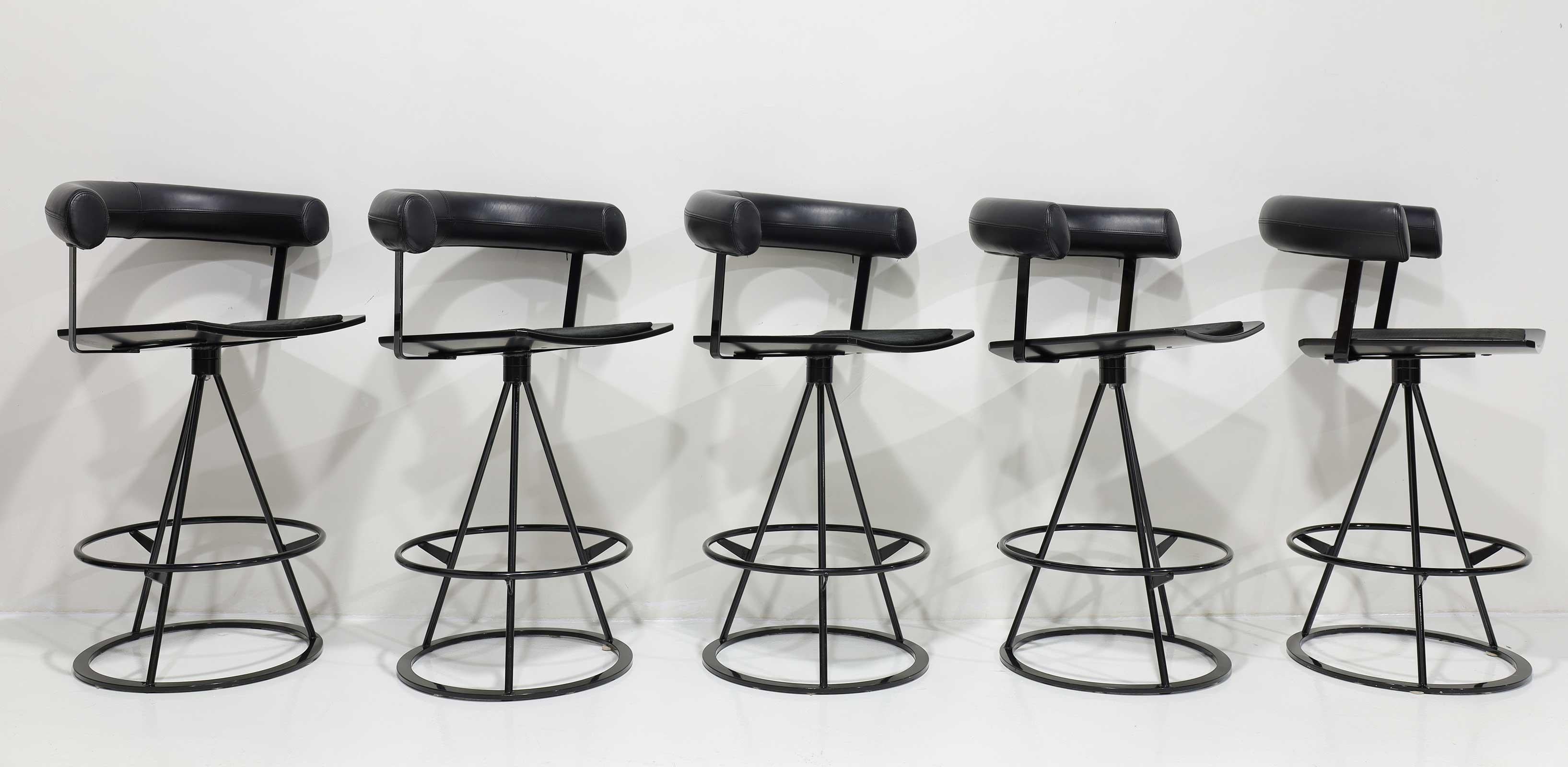 Mid-Century Modern Tabourets de bar pivotants Saporiti en cuir et daim, lot de cinq. en vente