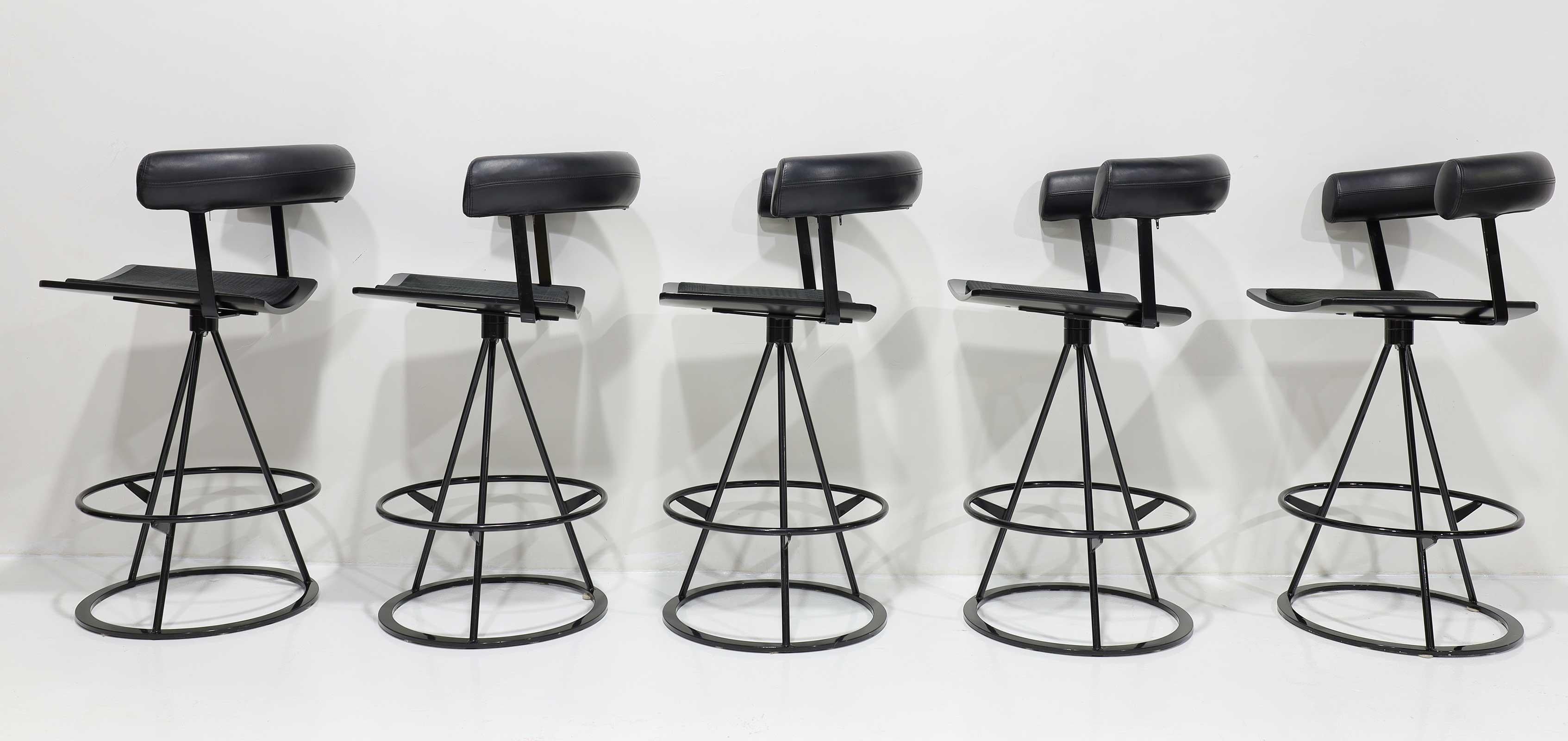 italien Tabourets de bar pivotants Saporiti en cuir et daim, lot de cinq. en vente
