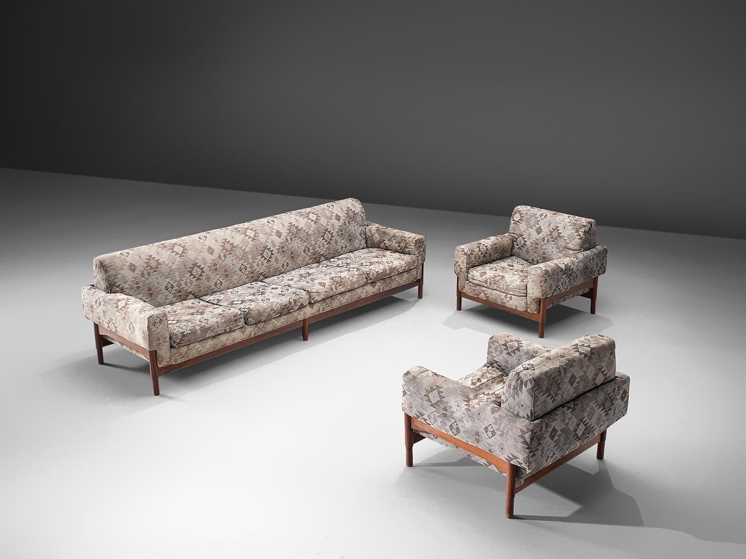 Saporiti, lounge set in rosewood and fabric, Italy, 1960s.

This set is equipped with a rosewood frame and a retro sand to grey colored upholstery. The sofa and lounge chairs are designed in a modest, yet distinguished look. The set feature a