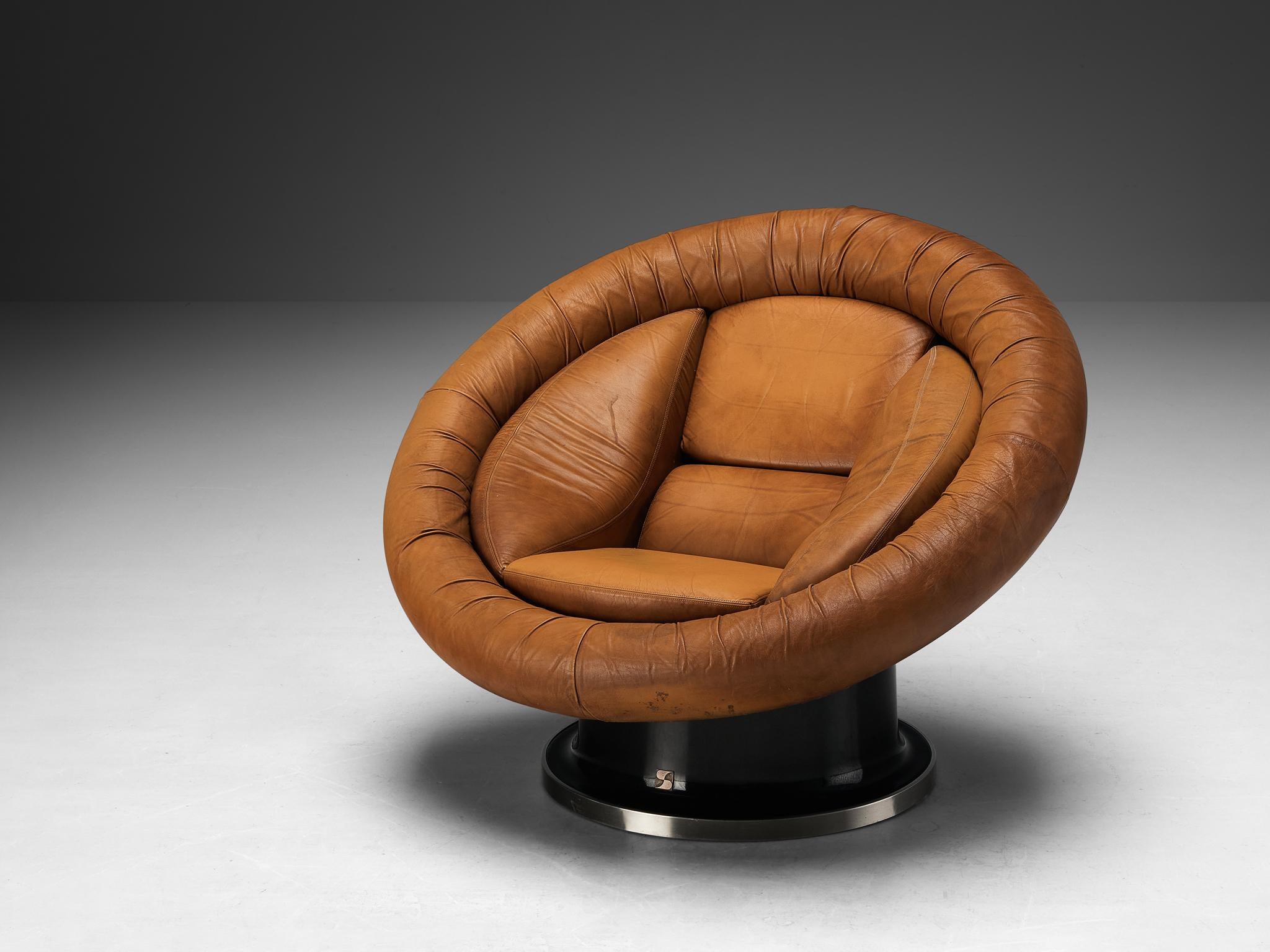 Saporiti, lounge chair, fiberglass, leather, metal, Italy, 1970s

A splendid space age design by Saporiti made in the 1970s. Envisioned with a splendid fusion of sophistication and comfort, this lounge chair boasts an exquisite marriage of materials