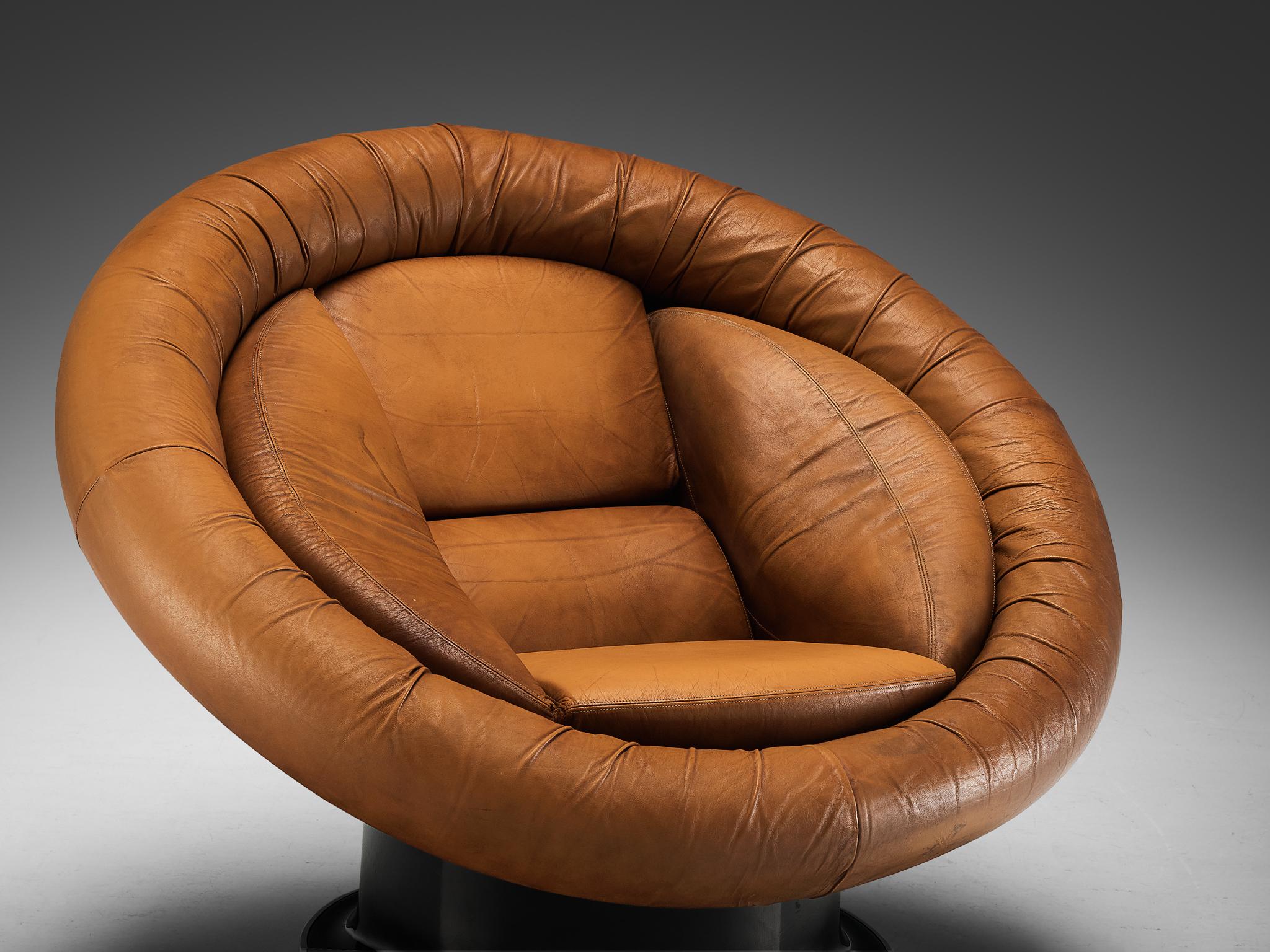 Italian Saporiti Lounge Chair in Leather and Fiberglass 