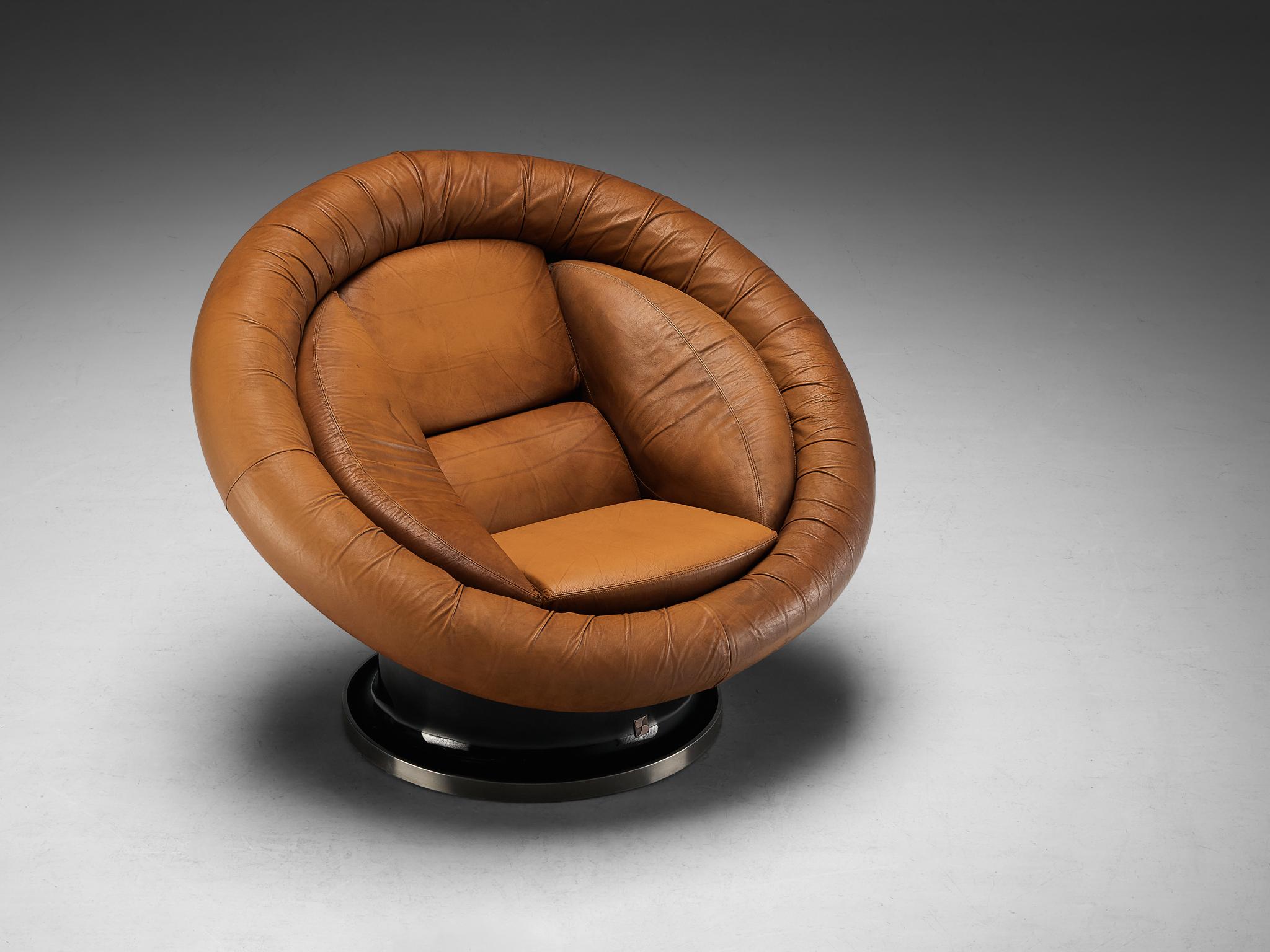Late 20th Century Saporiti Lounge Chair in Leather and Fiberglass 