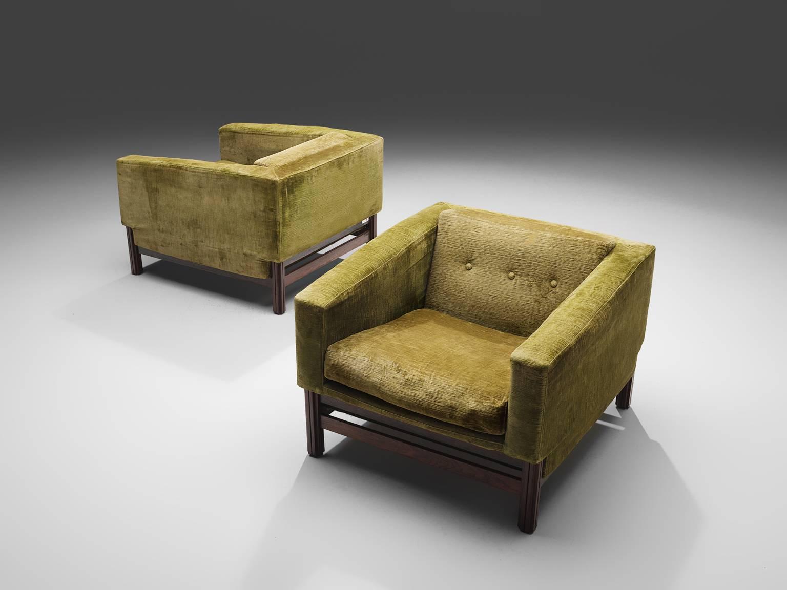 Saporiti, set of two lounge chairs in rosewood and green velvet fabric, Italy, 1960s.

These chairs, equipped with a rosewood frame still hold their original green upholstery. These chairs are designed in a modest, yet distinguished look. The