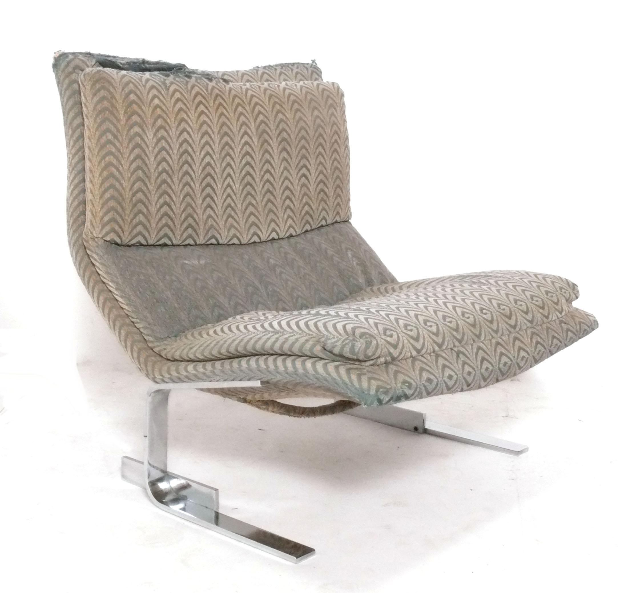 Sillas de salón y otomana escultóricas italianas, diseñadas por Giovanni Offredi para Saporiti, Italia, hacia la década de 1960. Estas sillas y la otomana se están retapizando actualmente y se pueden completar en tu tela sin cargo adicional. Sólo