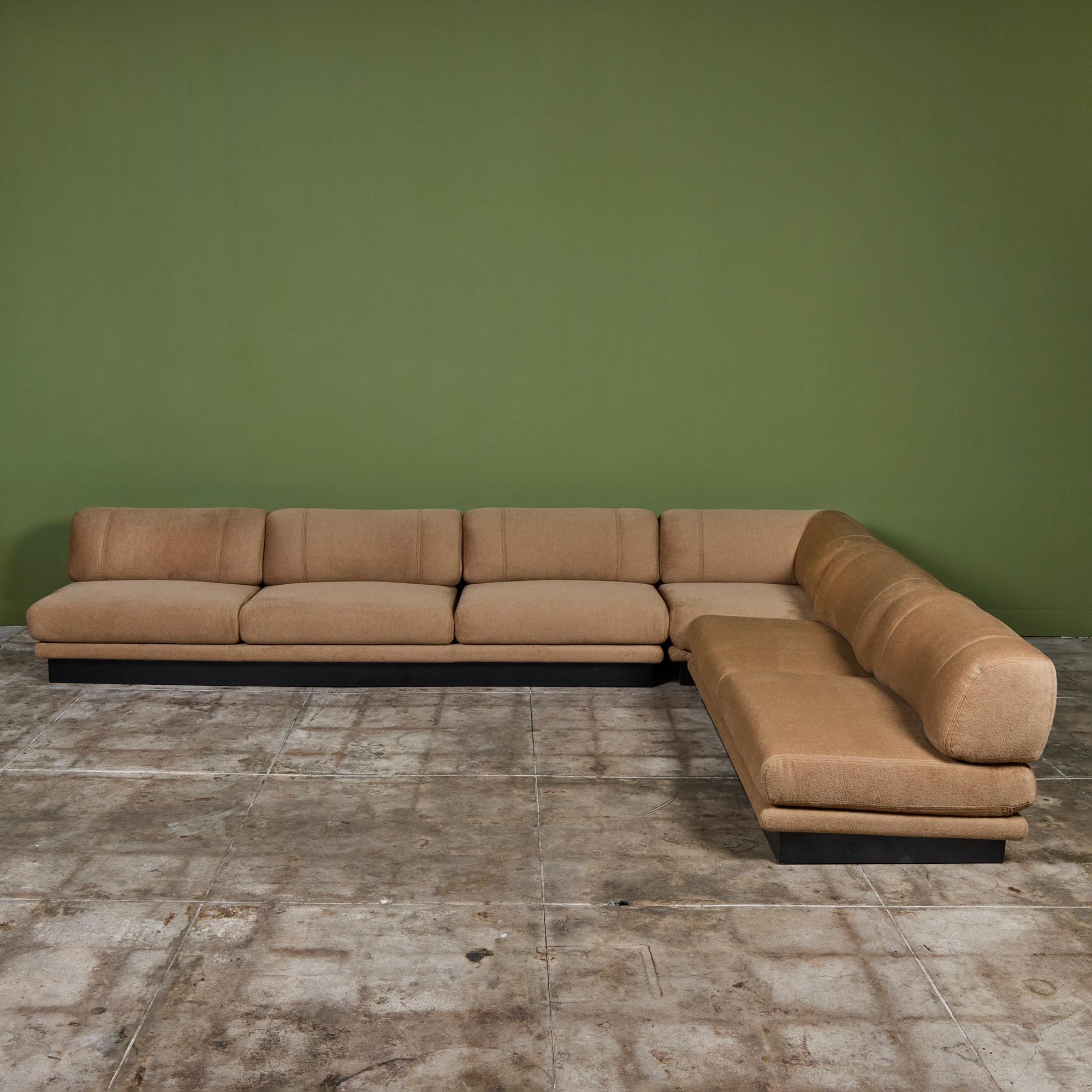 Sektionssofa von Saporiti Italia, ca. 1970er Jahre, Italien. Die Sitzgruppe verfügt über drei verschiedene Sitzelemente, die so ausgerichtet werden können, dass die Länge der beiden Seiten des Sofas angepasst werden kann. Es besteht aus einem