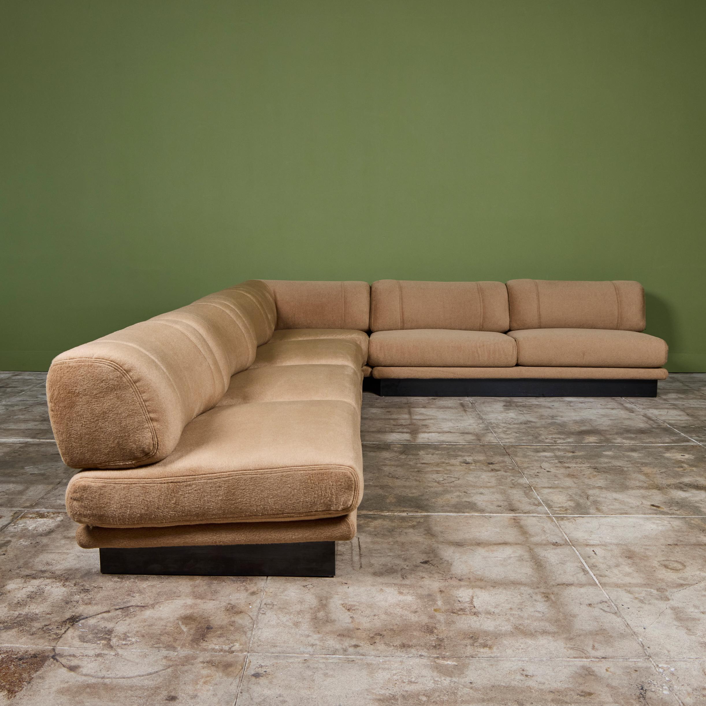 Saporiti Mohair Sektionssofa (Ende des 20. Jahrhunderts) im Angebot