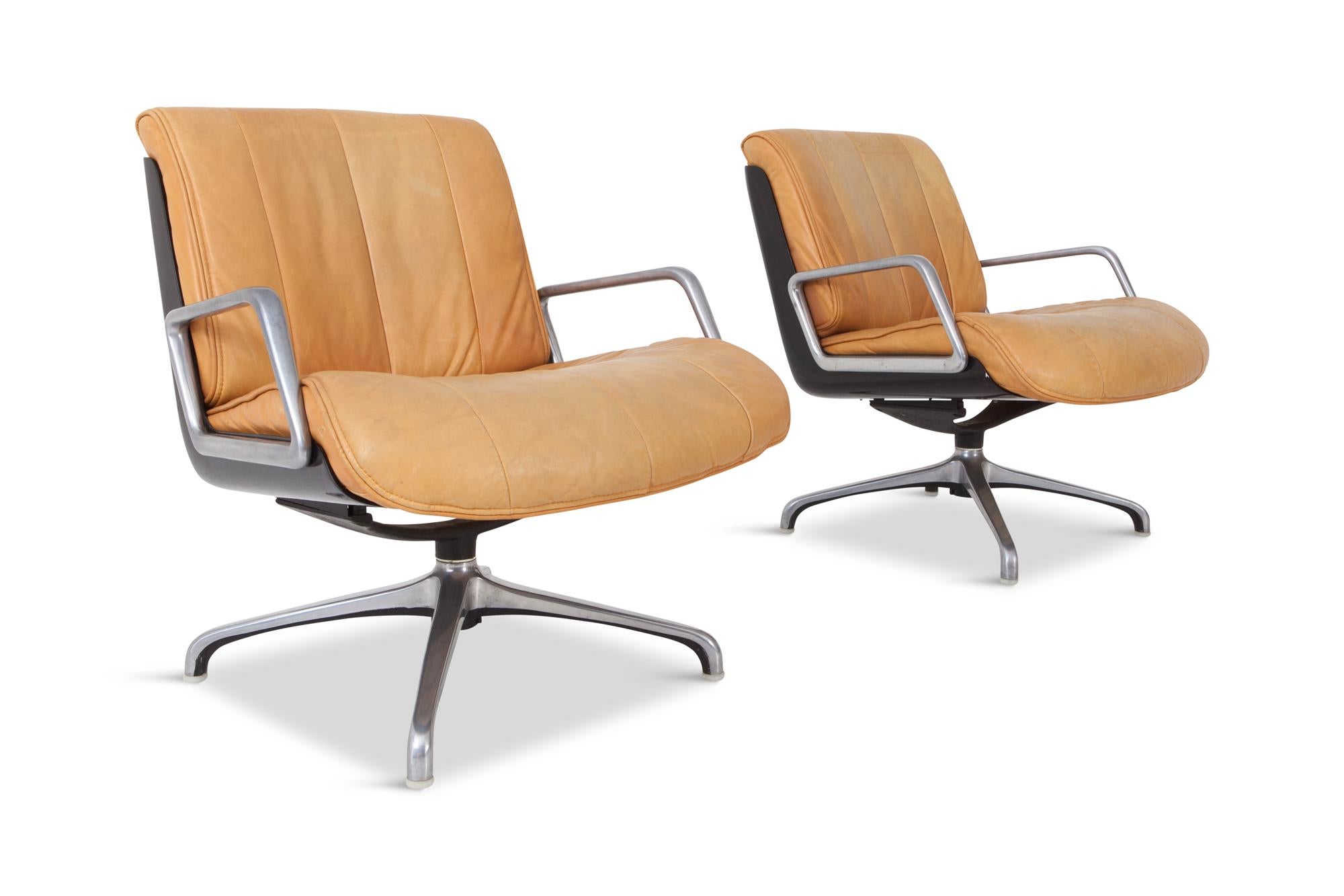 Post-modern swivel Lounge chairs made by Saporiti, Italy,  1970s.

Ideal for a desk space or living room area. 
Nude or camel leather seating, aluminum armrests and base, black plastic back. 
Elegant and top quality design 

Check out our Goldwood