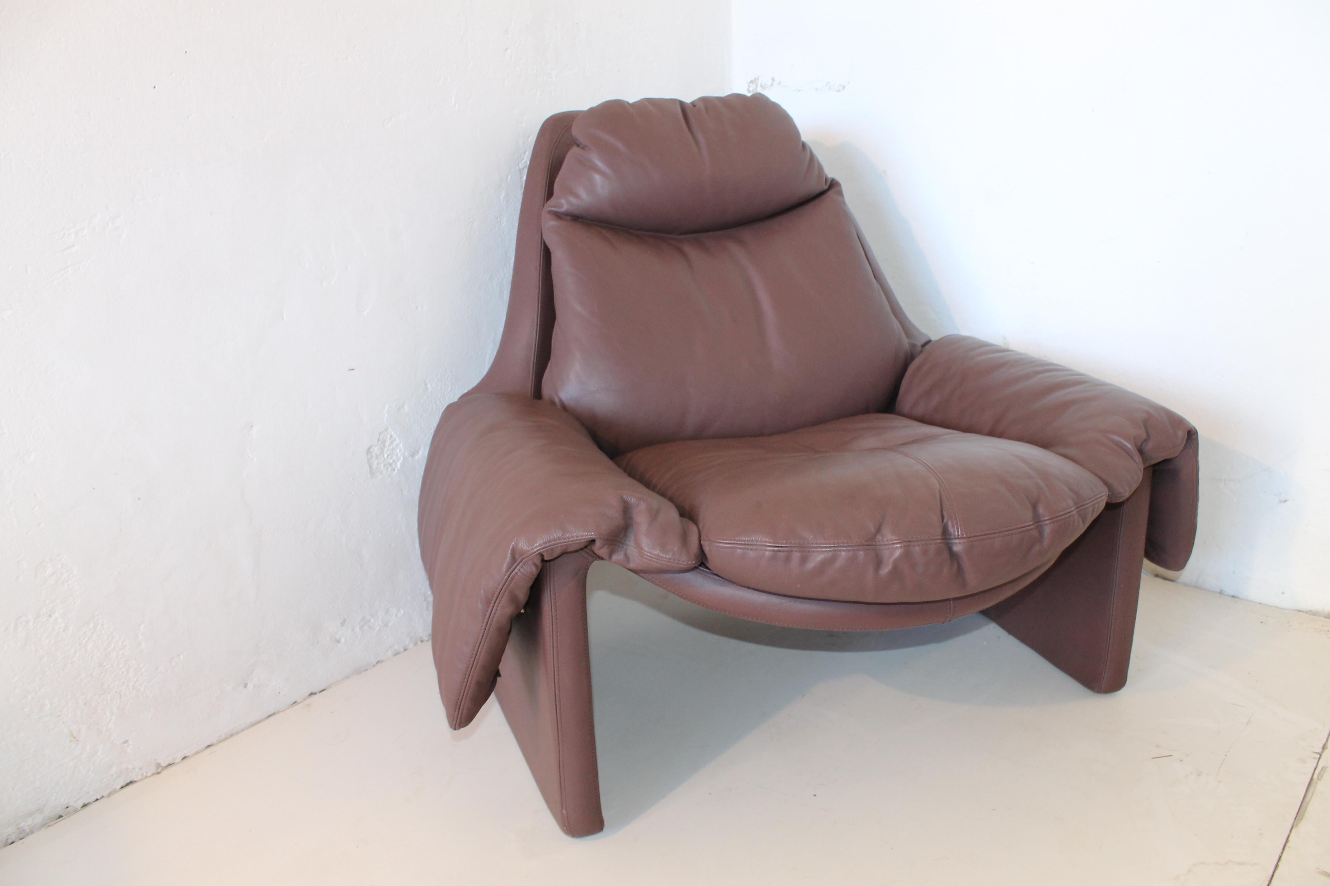 The photos do not do justice to the beautiful plum color of the armchair,

P60 Armchair and Footstool is a sophisticated piece of design furniture designed in the 1960s by Vittorio Introini,

This lounge chair and footstool was probably made in the