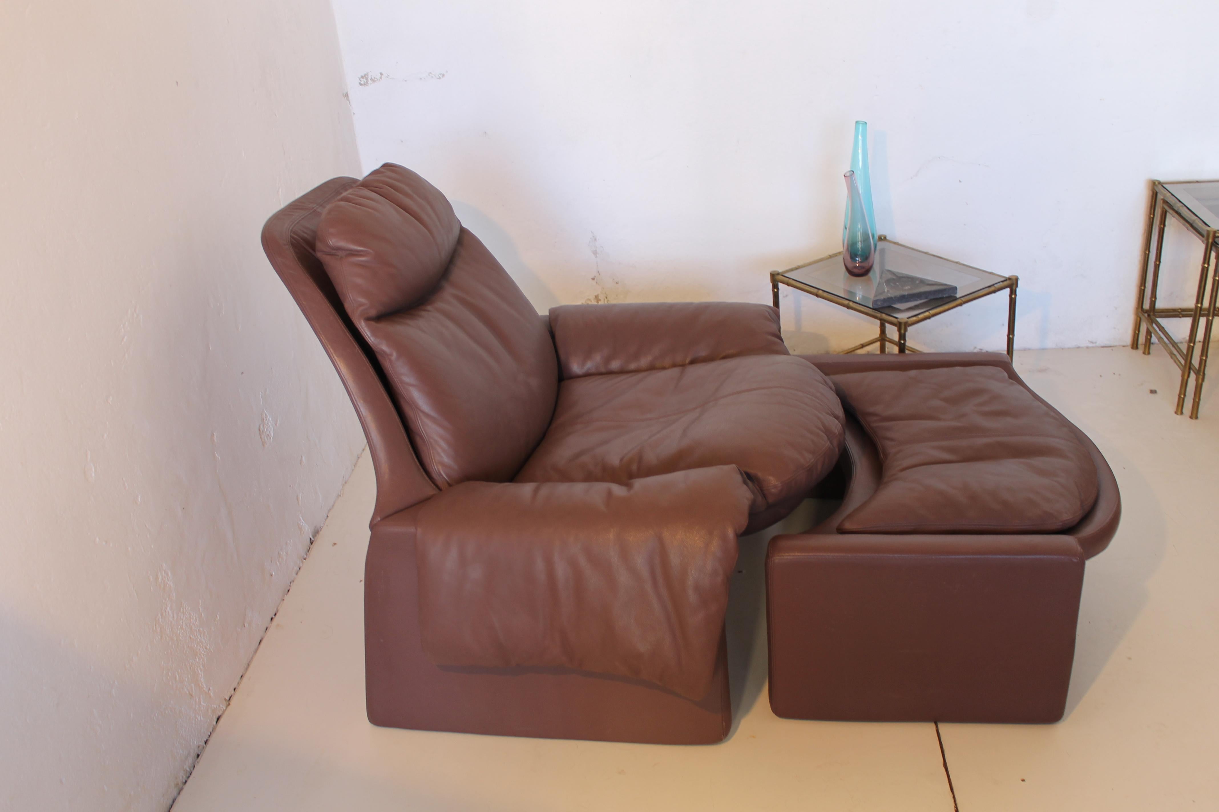 Saporiti P 60 Mauve Leather Lounge Chair and Ottoman by Vittorio Introini, Italy In Good Condition In Sacile, PN