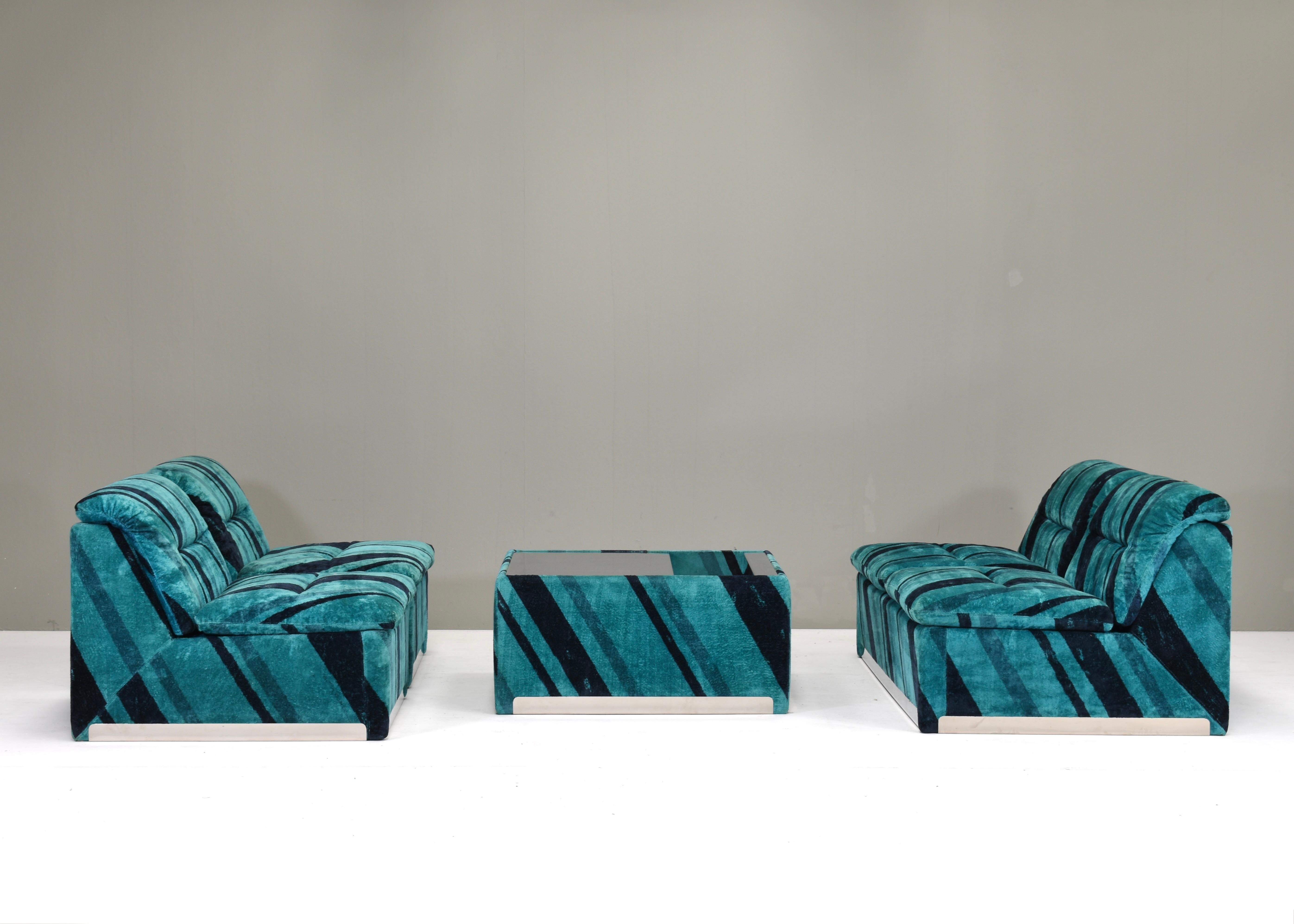 Das modulare Wohnzimmerset P10 Proposals von Giovanni Offredi für SAPORITI ist eine stilvolle und groovige Möbelkollektion, die Ihr Wohnzimmer in einen komfortablen Raum der Extraklasse verwandelt. Die Garnitur ist noch in ihrem ursprünglichen,