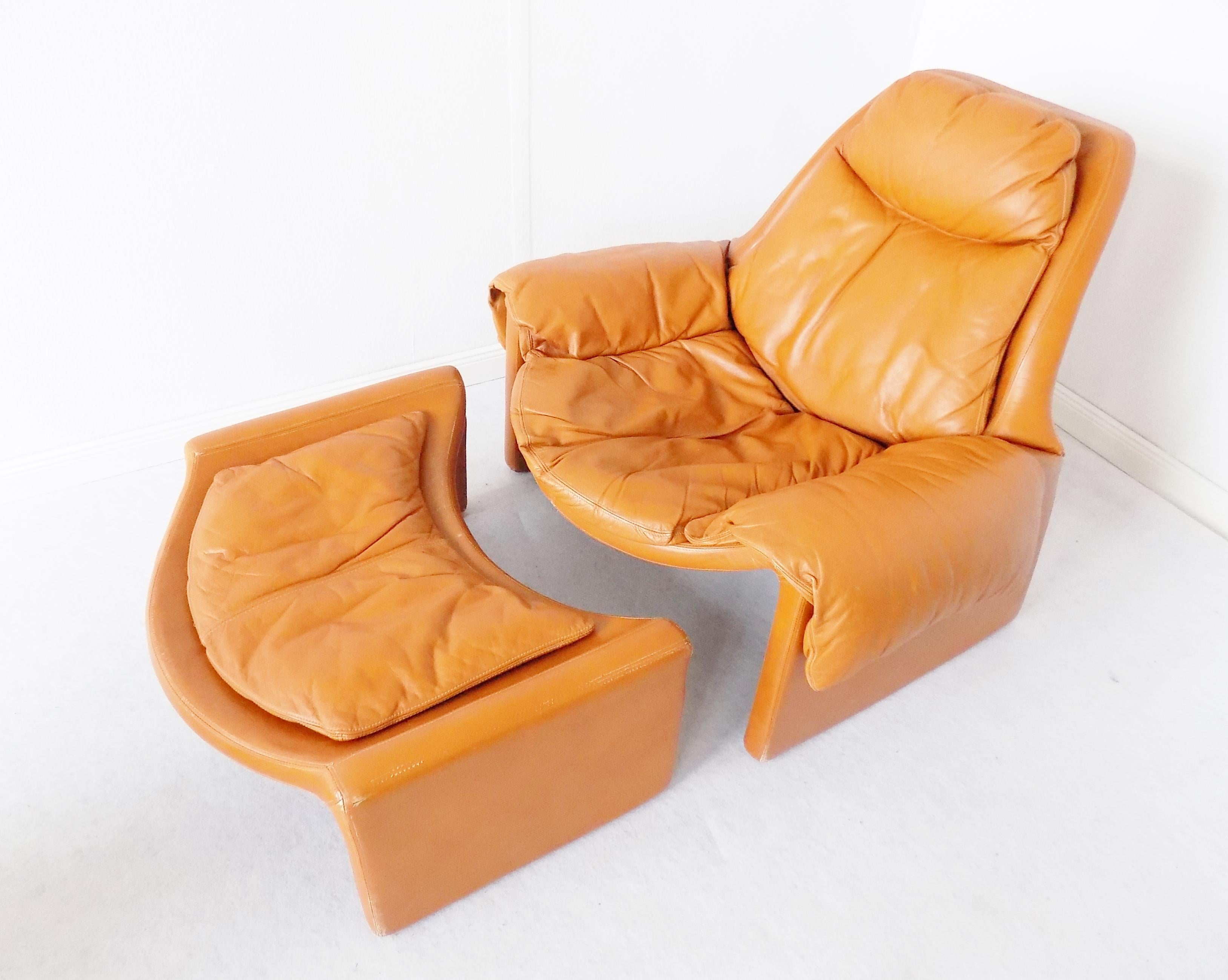Saporiti P60 Leather Lounge chair with ottoman by Vittorio Introini, Mid-Century Modern, Italian, caramel

This model is made from the finest leather in a fantastic caramel color and original, rare ottoman included. The lounge chair comes in