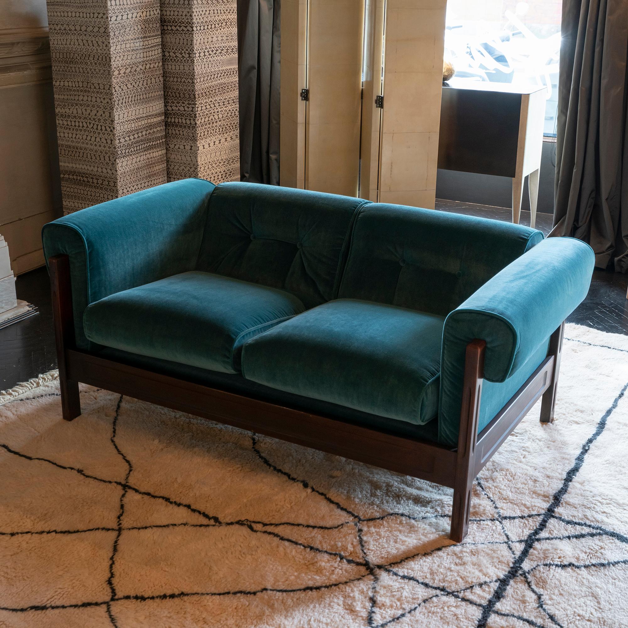 Pair of Saporiti sofas, rosewood frame in perfect vintage condition and patina and newly reupholstered cushions in cotton and viscose teal green velvet, Italy, circa 1960.
  